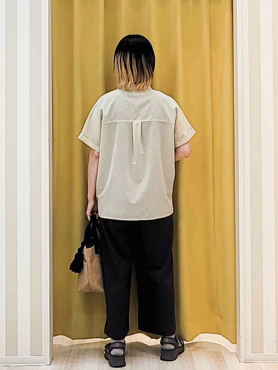 ねぎさんの「SHOO･LA･RUE｜【さらり快適/洗濯機可/S-LL】風が通り抜ける 半袖バンドカラーシアーシャツ」を使ったコーディネート