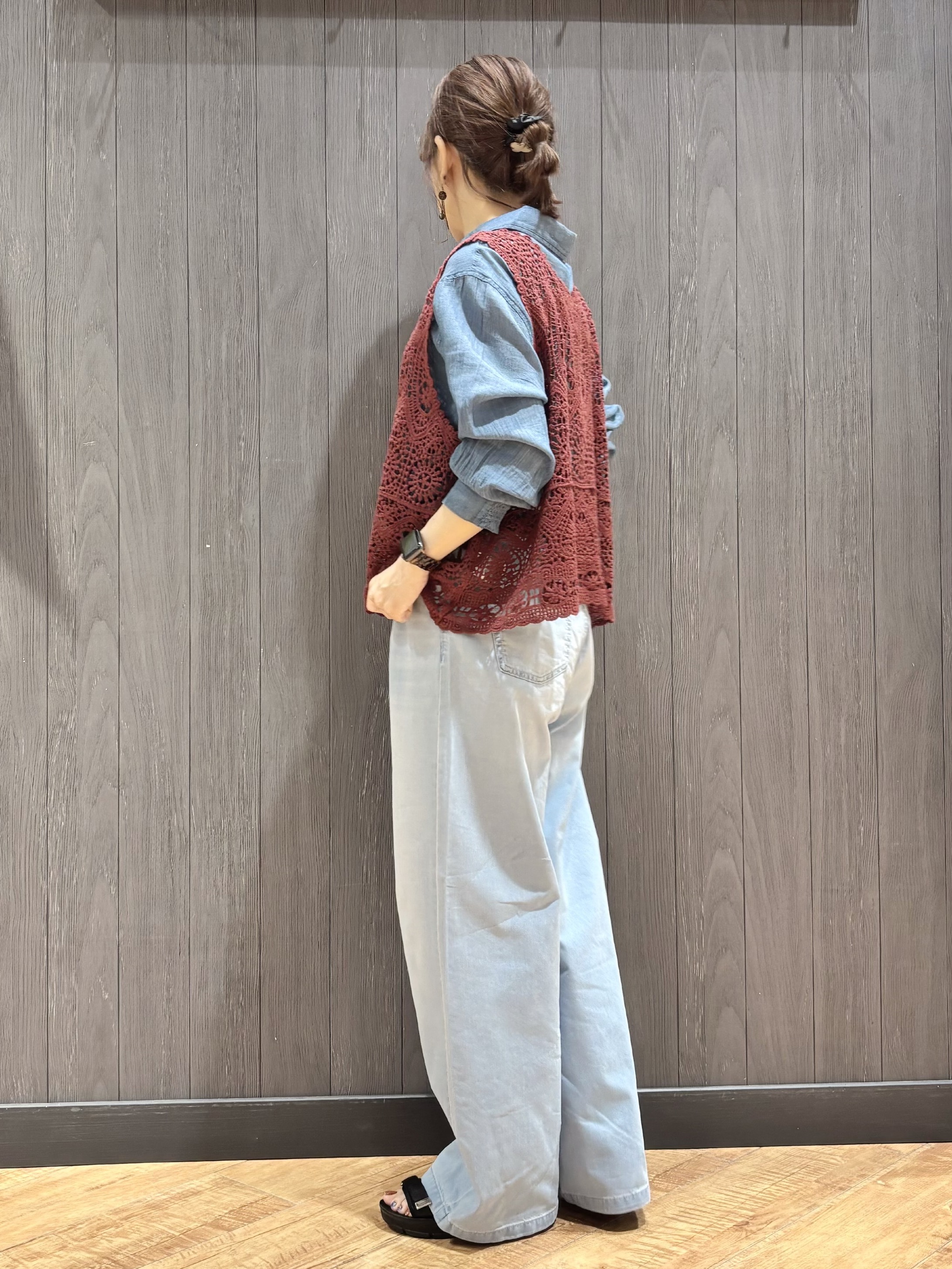 meiさんの「SHOO･LA･RUE｜【綿100%/UV/S-LL/体型カバー】優しく透ける 柔らかシアーデニムシャツ」を使ったコーディネート