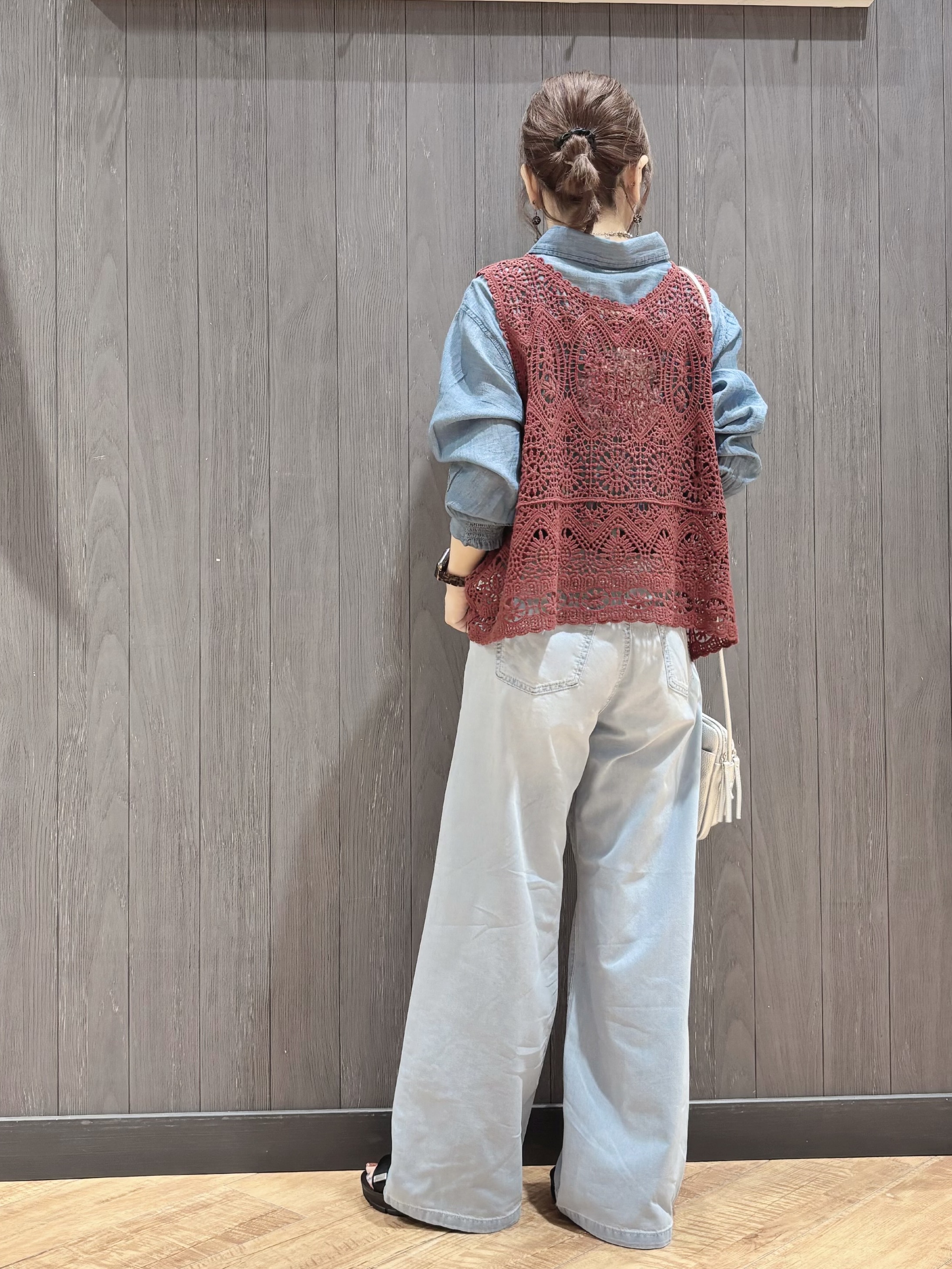 meiさんの「SHOO･LA･RUE｜【綿100%/UV/S-LL/体型カバー】優しく透ける 柔らかシアーデニムシャツ」を使ったコーディネート