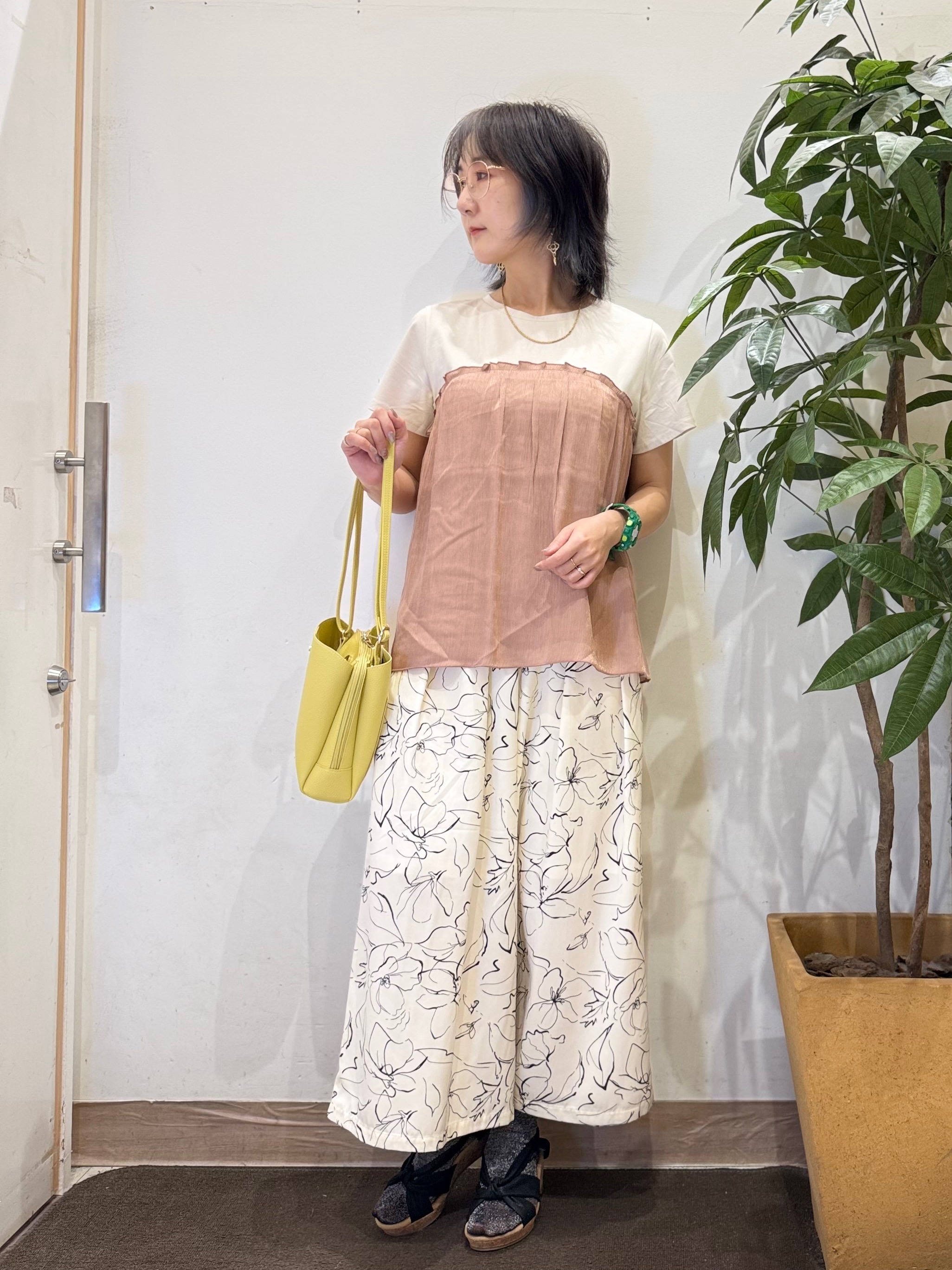 misakiさんの「SHOO･LA･RUE｜【ひんやり/S-LL】1枚でインせず決まる きらきらビスチェ風Tシャツ」を使ったコーディネート