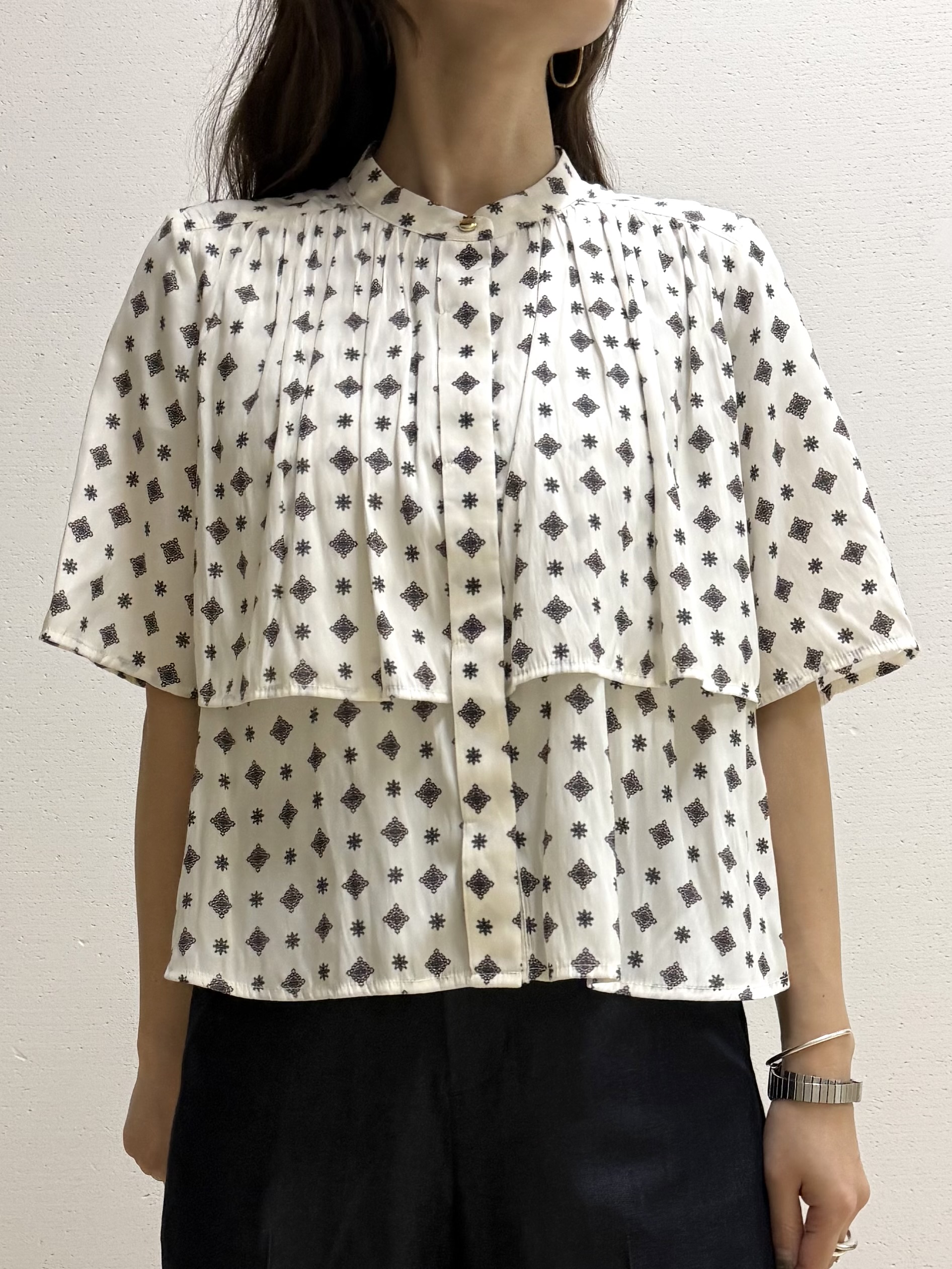 mamiさんの「INDIVI｜【洗える/きれいめ柄】コモンプリントブラウス」を使ったコーディネート