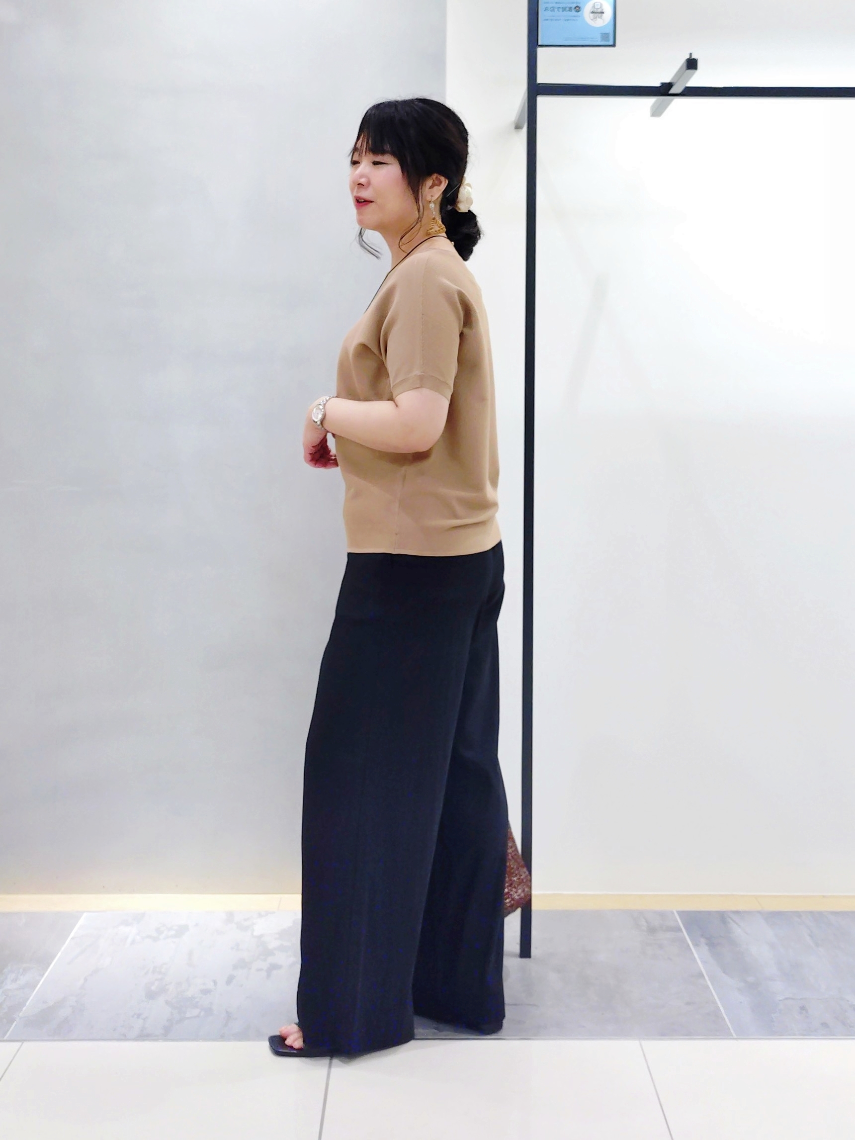 TOMOMIさんの「INDIVI｜【褒められパンツ／洗える／ウエストゴム】ワイドタックパンツ」を使ったコーディネート
