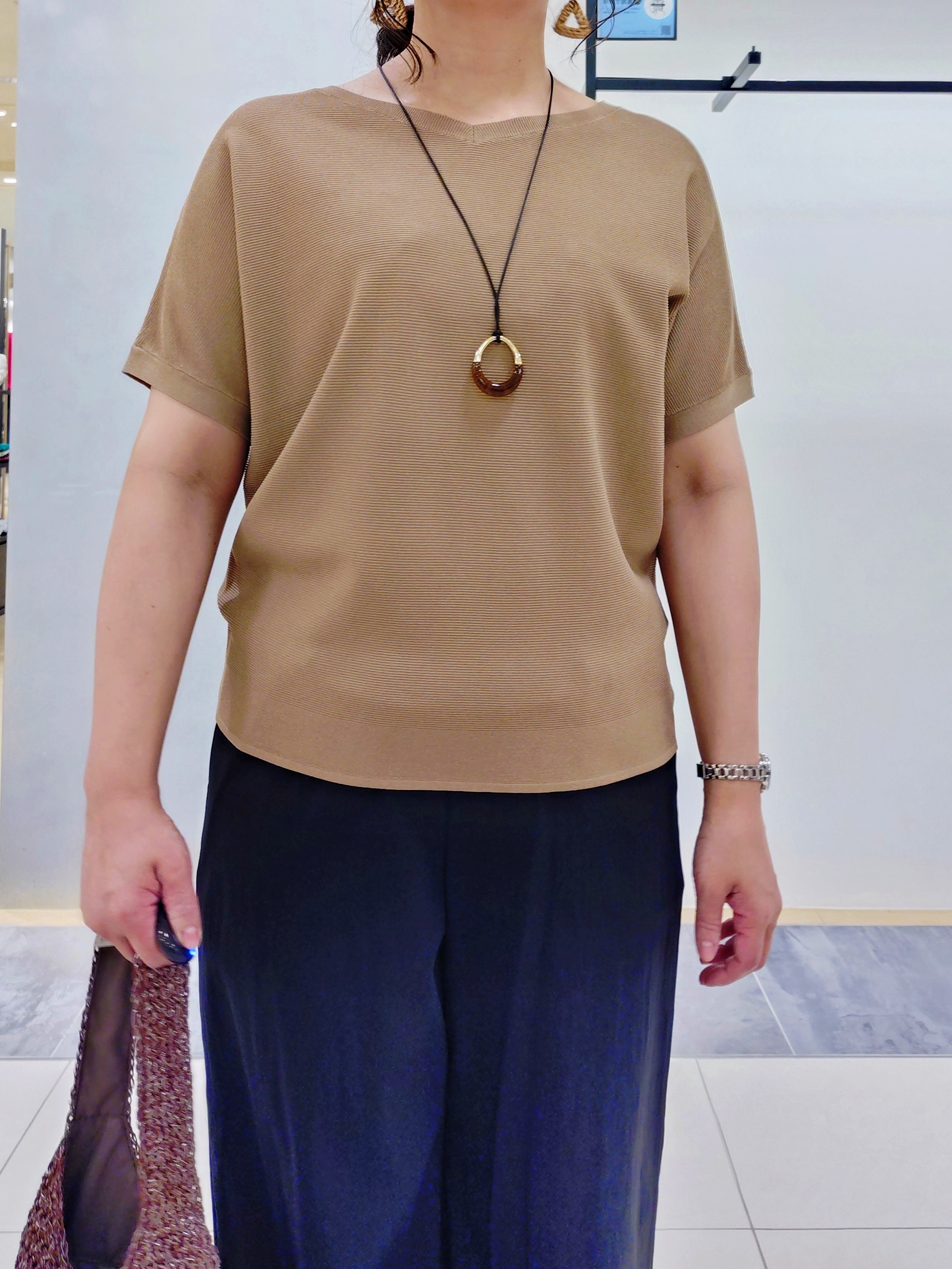 TOMOMIさんの「INDIVI｜【褒められパンツ／洗える／ウエストゴム】ワイドタックパンツ」を使ったコーディネート