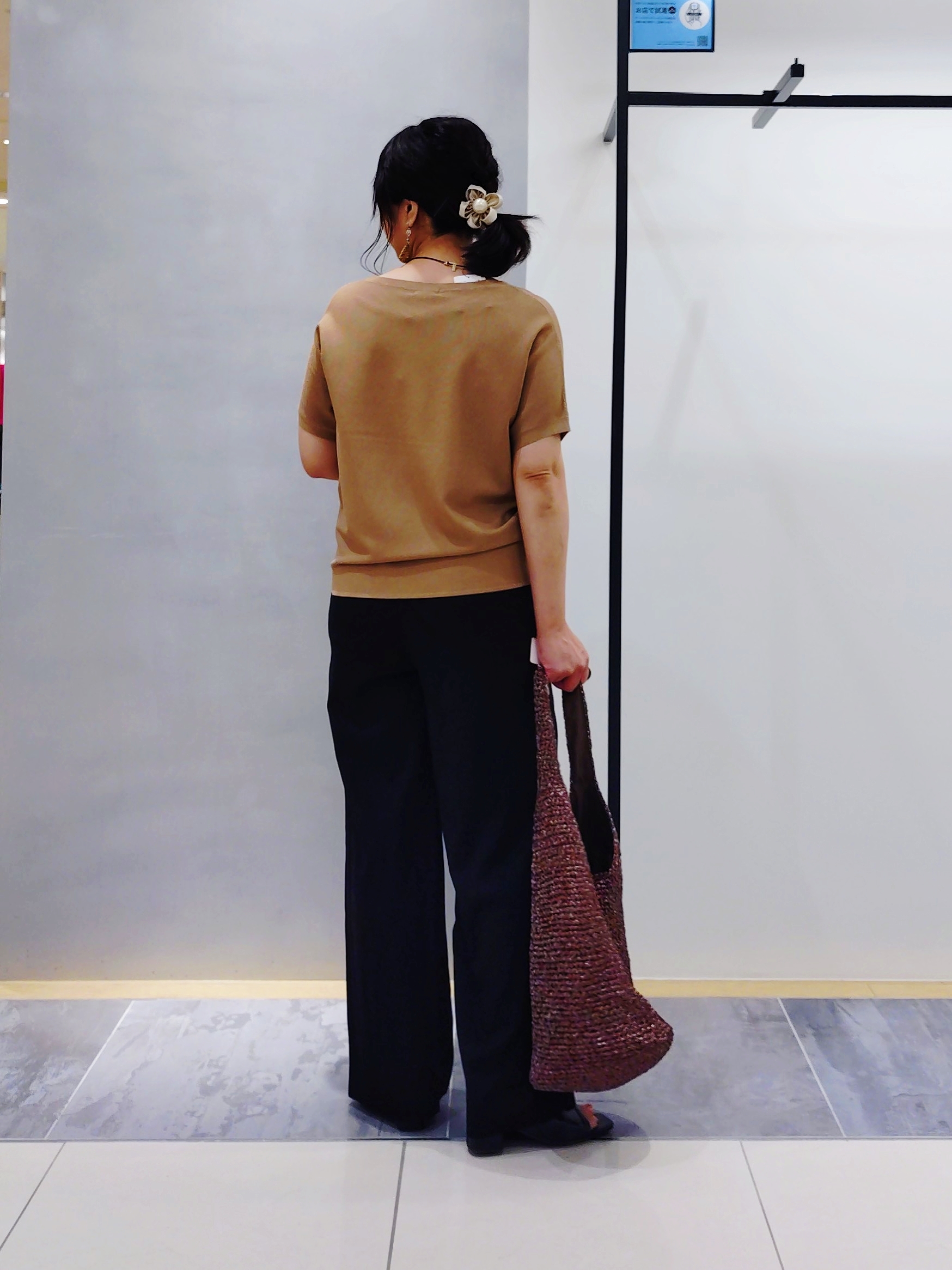 TOMOMIさんの「INDIVI｜【褒められパンツ／洗える／ウエストゴム】ワイドタックパンツ」を使ったコーディネート