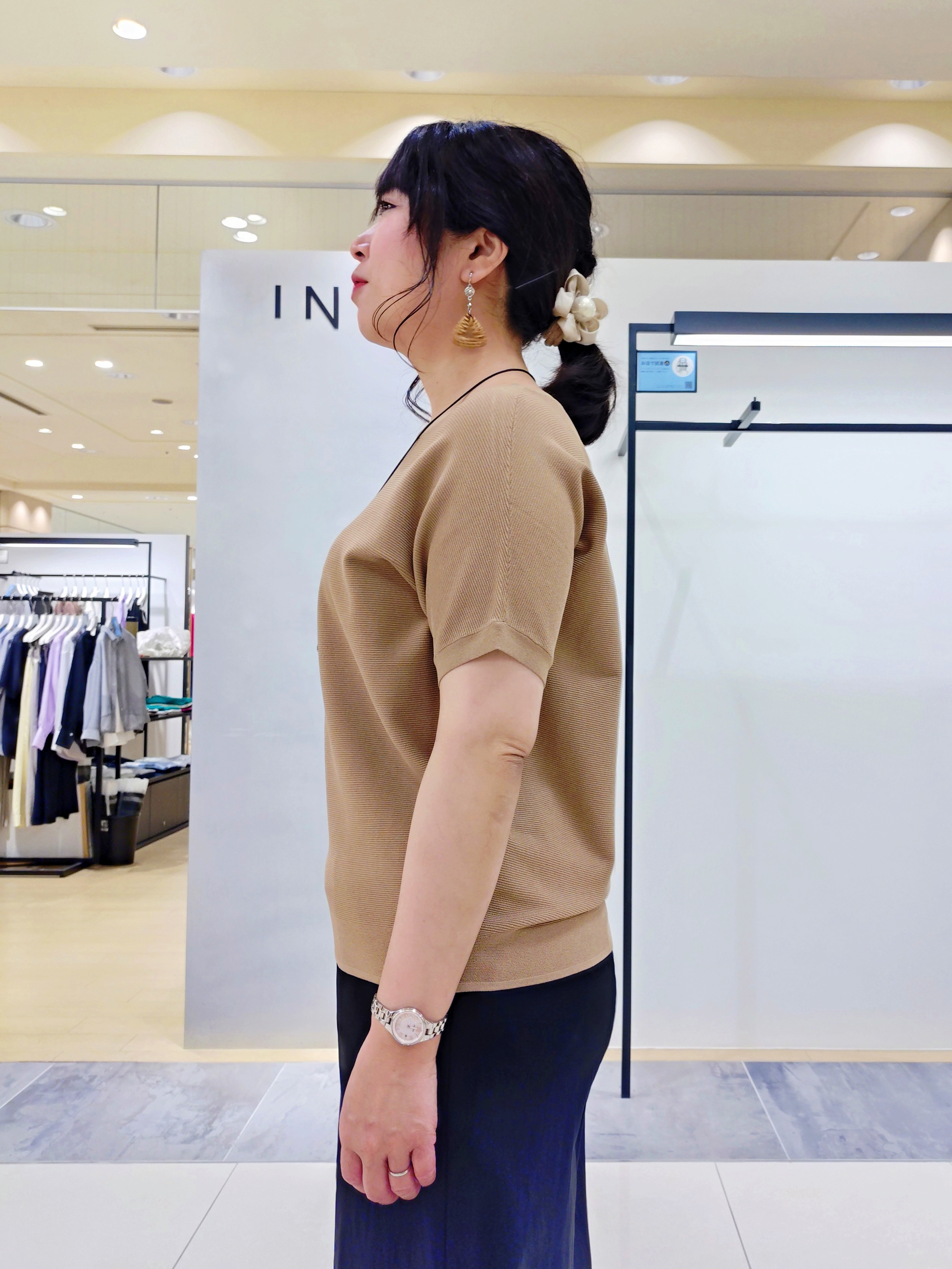 TOMOMIさんの「INDIVI｜【褒められパンツ／洗える／ウエストゴム】ワイドタックパンツ」を使ったコーディネート