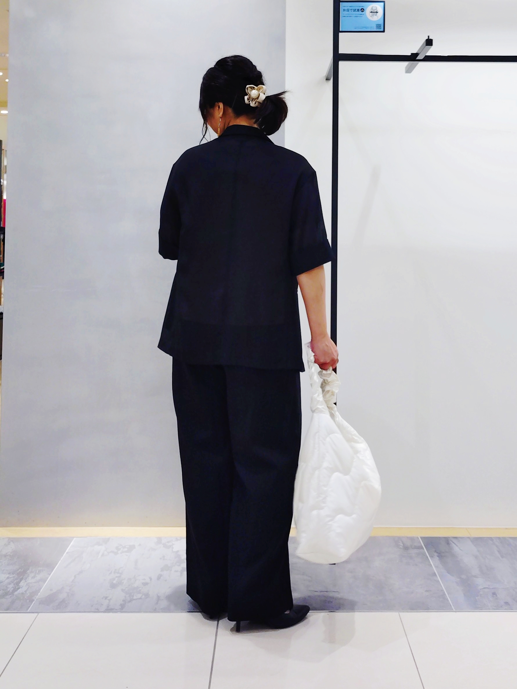 TOMOMIさんの「INDIVI｜【褒められパンツ／洗える／ウエストゴム】ワイドタックパンツ」を使ったコーディネート