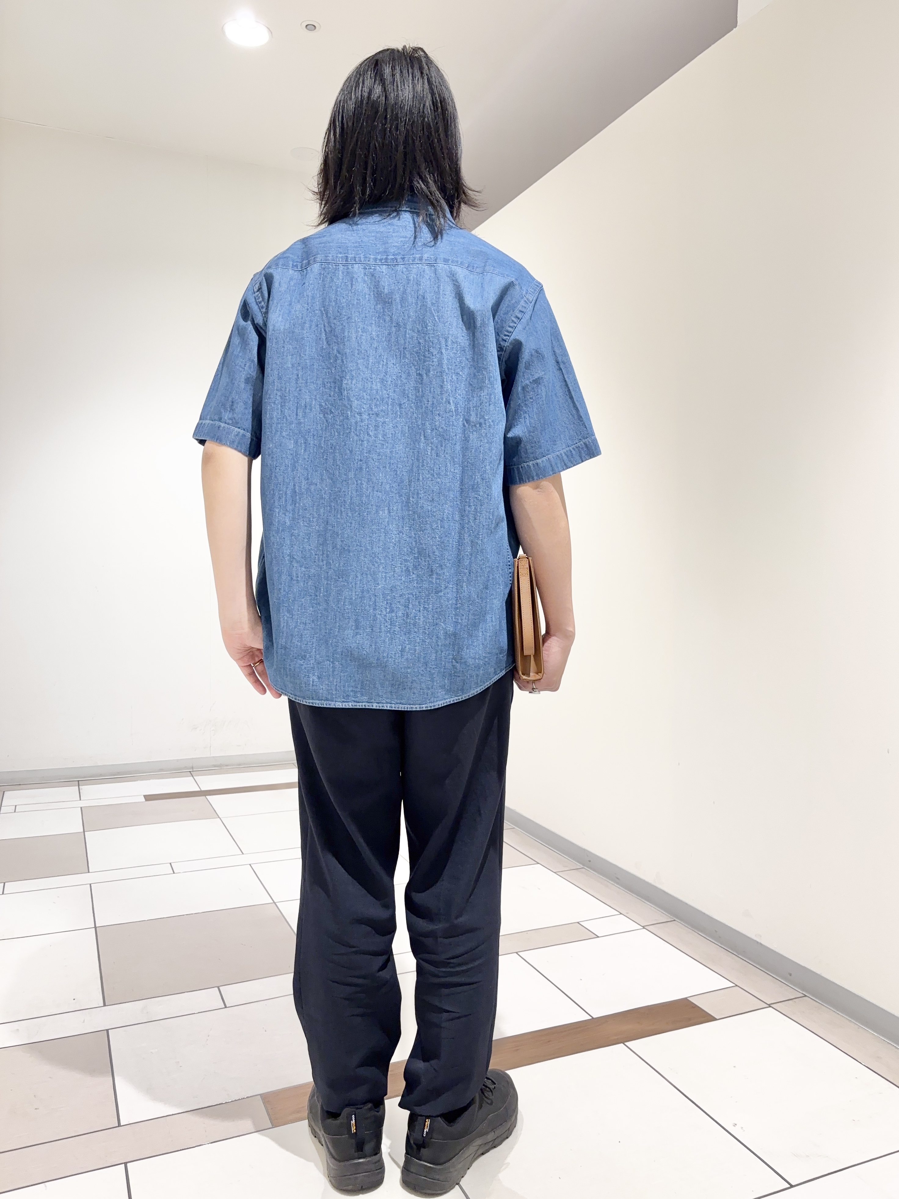 及川さんの「TAKEO KIKUCHI｜【BOWLER HAT LABEL】ボーラーハットウォーカー刺繍 半袖デニムシャツ」を使ったコーディネート