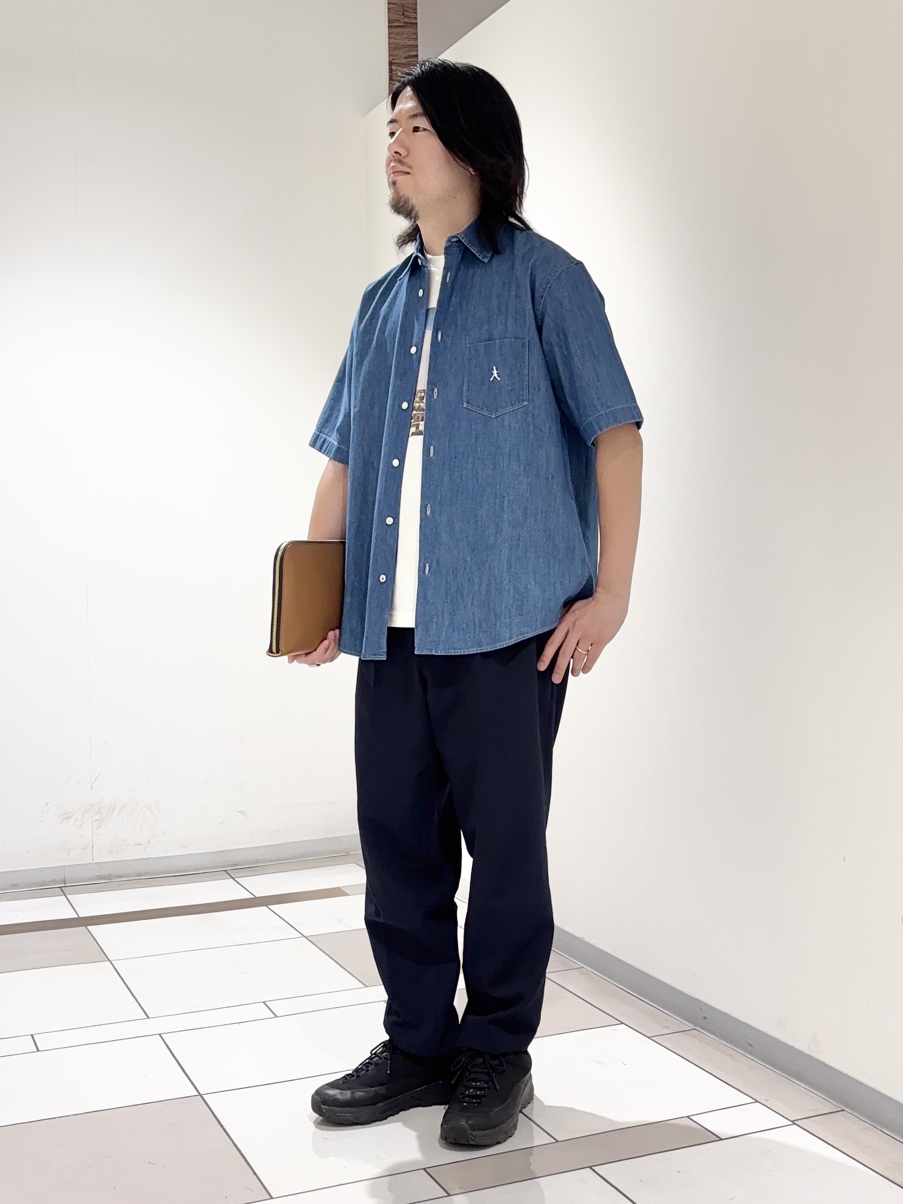 及川さんの「TAKEO KIKUCHI｜【BOWLER HAT LABEL】ボーラーハットウォーカー刺繍 半袖デニムシャツ」を使ったコーディネート