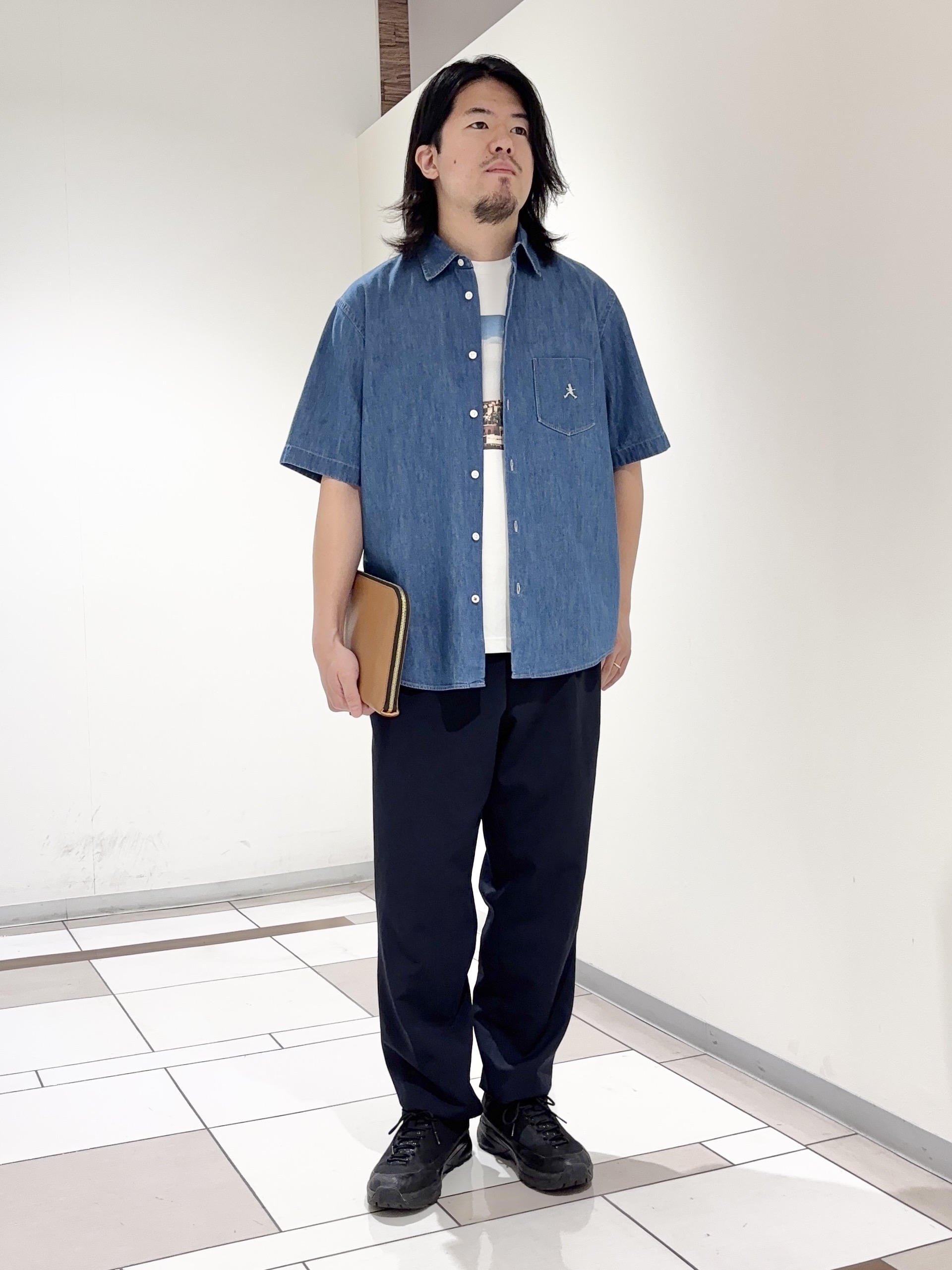 及川さんの「TAKEO KIKUCHI｜【BOWLER HAT LABEL】ボーラーハットウォーカー刺繍 半袖デニムシャツ」を使ったコーディネート
