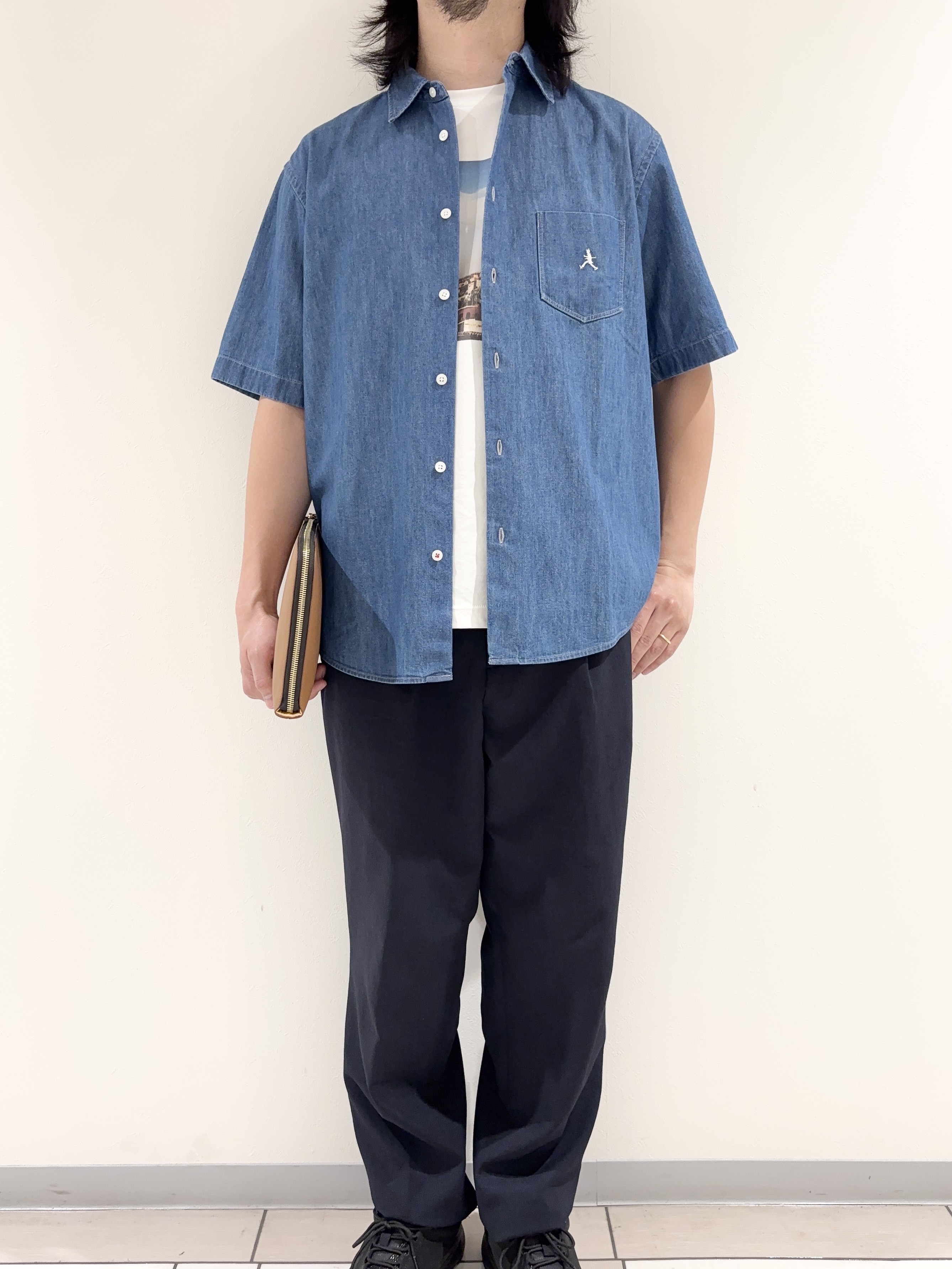 及川さんの「TAKEO KIKUCHI｜【BOWLER HAT LABEL】ボーラーハットウォーカー刺繍 半袖デニムシャツ」を使ったコーディネート