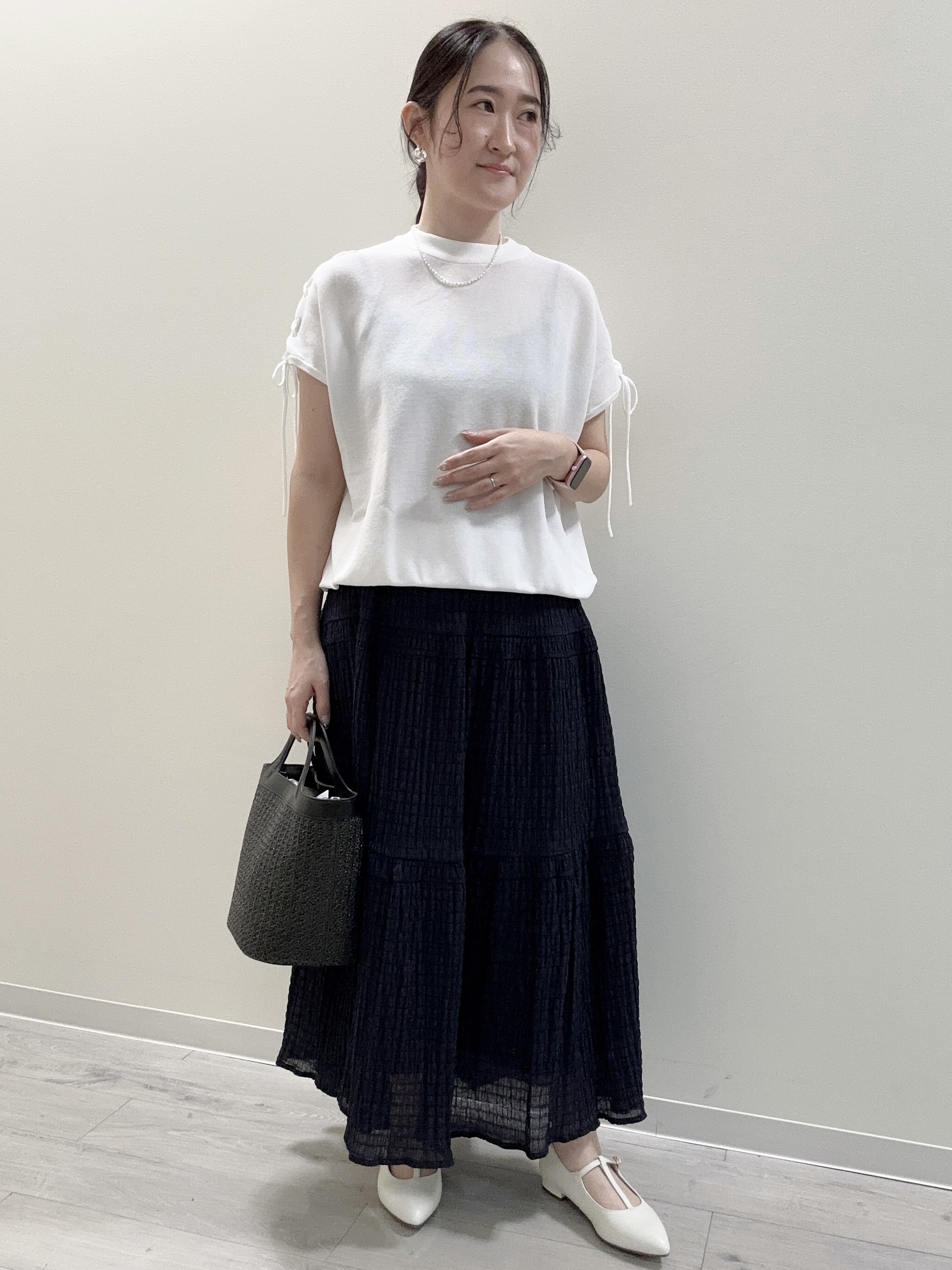 末廣美智子さんの「Reflect｜レースアップスリーブデザインニット」を使ったコーディネート