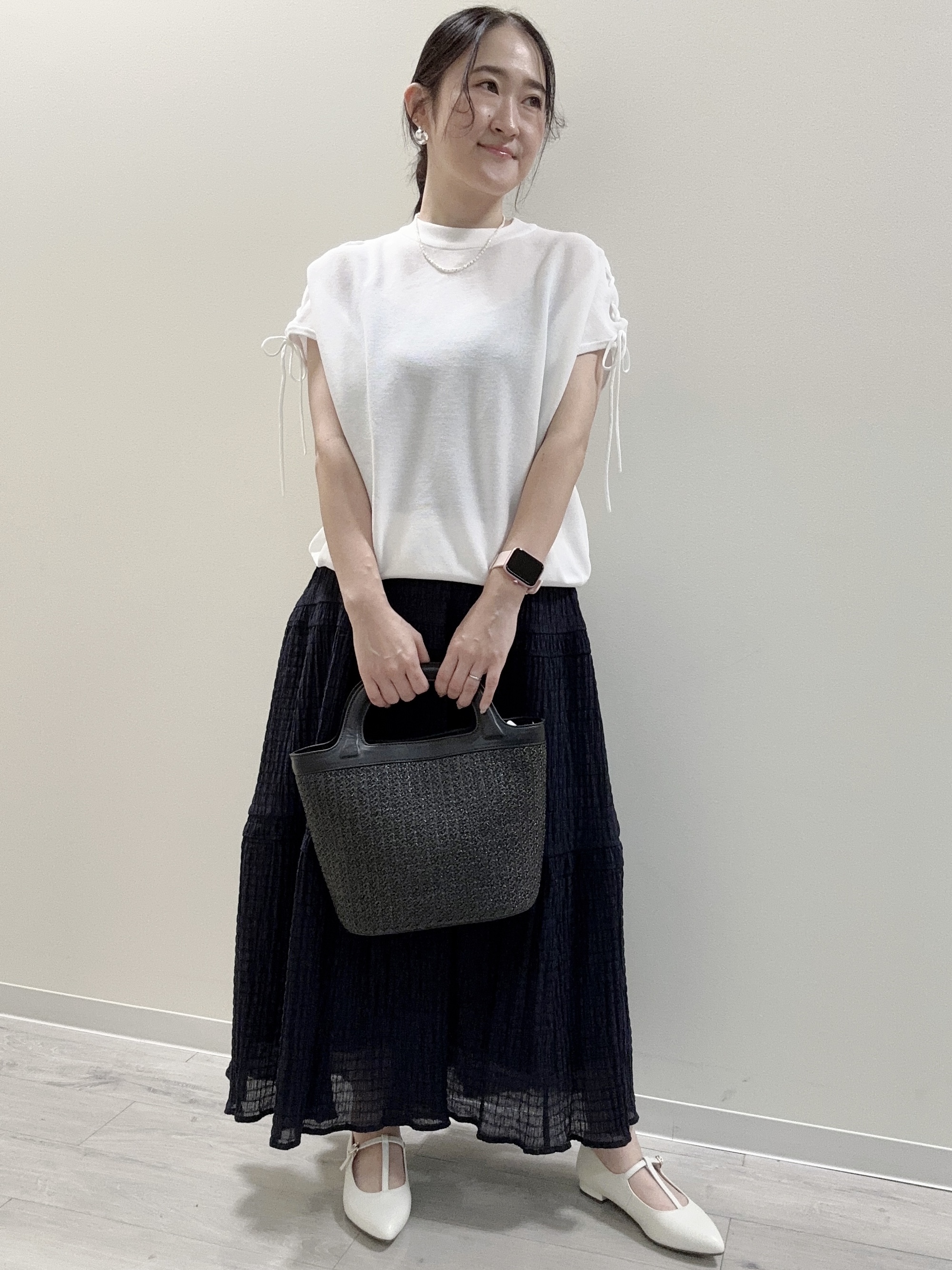 末廣美智子さんの「Reflect｜レースアップスリーブデザインニット」を使ったコーディネート