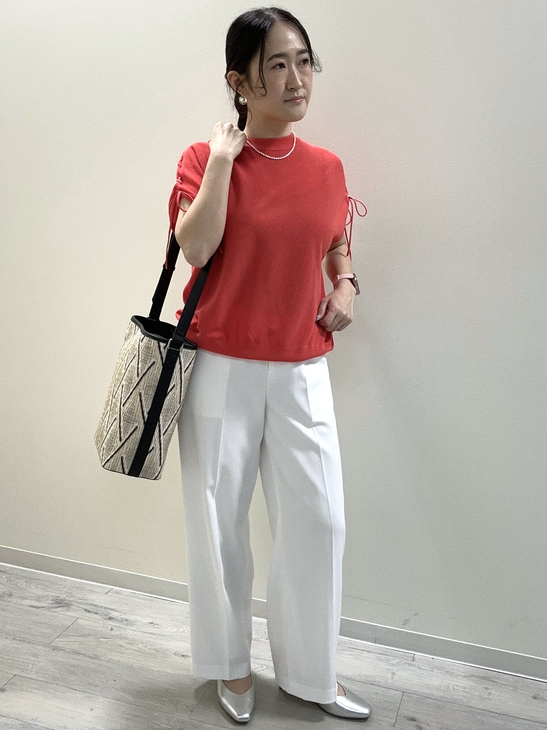 末廣美智子さんの「Reflect｜レースアップスリーブデザインニット」を使ったコーディネート