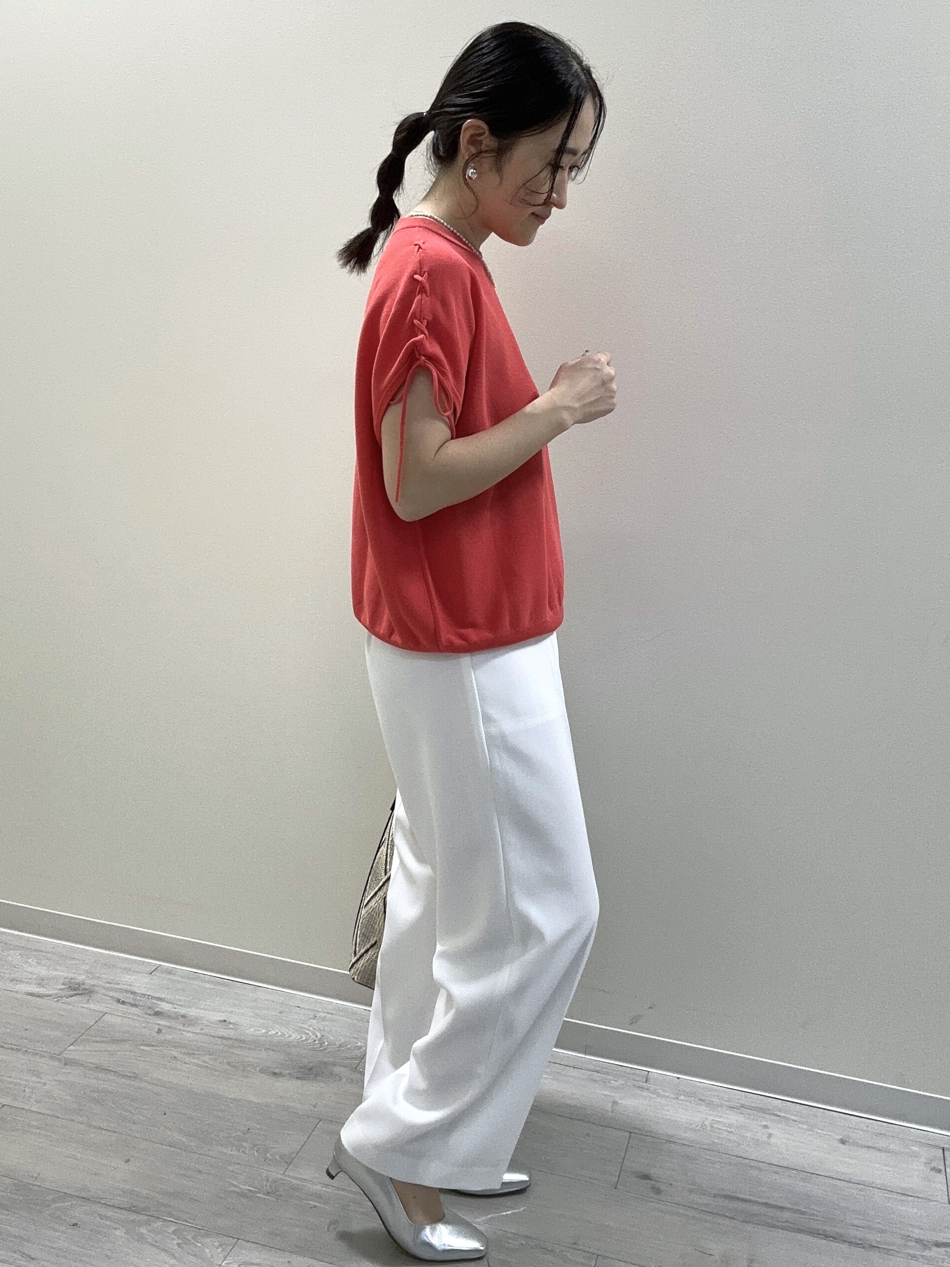 末廣美智子さんの「Reflect｜レースアップスリーブデザインニット」を使ったコーディネート