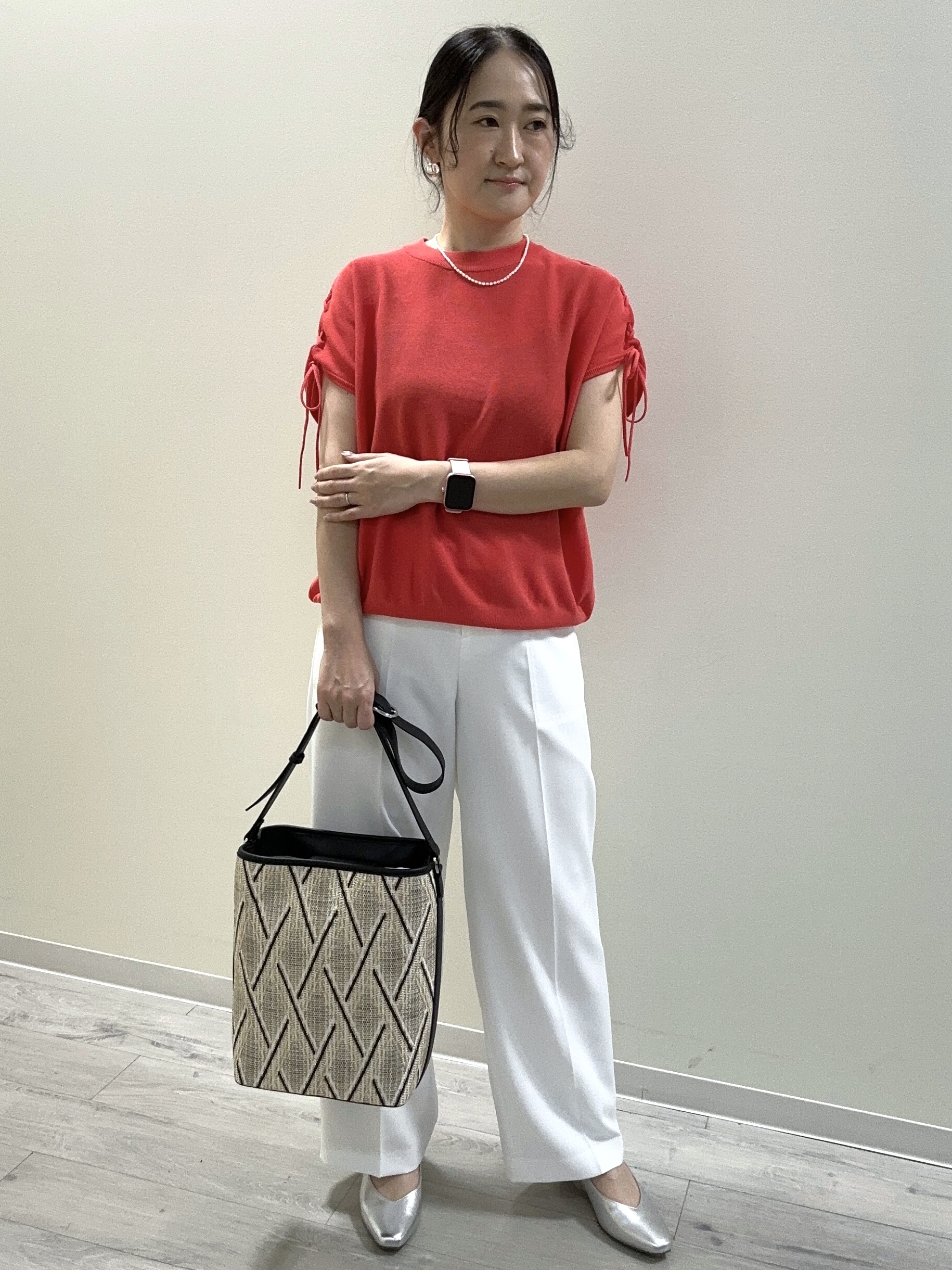 末廣美智子さんの「Reflect｜レースアップスリーブデザインニット」を使ったコーディネート