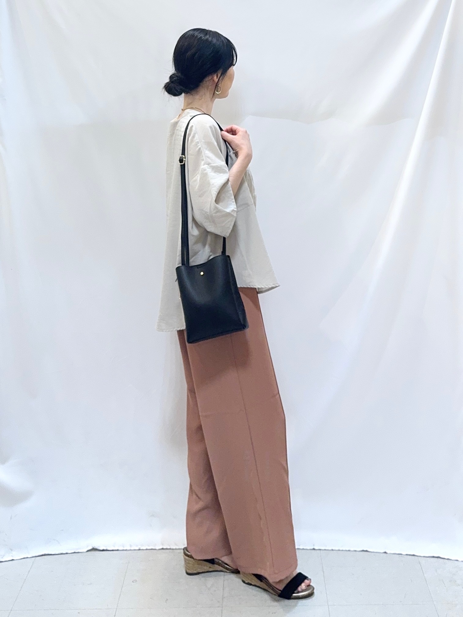 𝐇𝐢𝐫𝐨𝐦𝐢さんの「SHOO･LA･RUE｜【洗濯機可/S-LL】大人の抜け感 ゆるっと5分袖シャツ」を使ったコーディネート