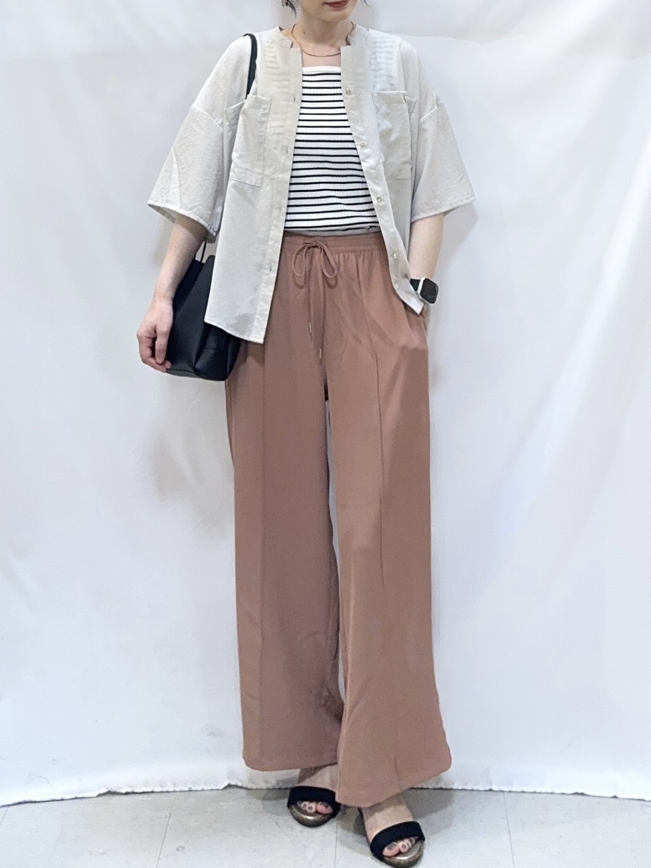 𝐇𝐢𝐫𝐨𝐦𝐢さんの「SHOO･LA･RUE｜【洗濯機可/S-LL】大人の抜け感 ゆるっと5分袖シャツ」を使ったコーディネート