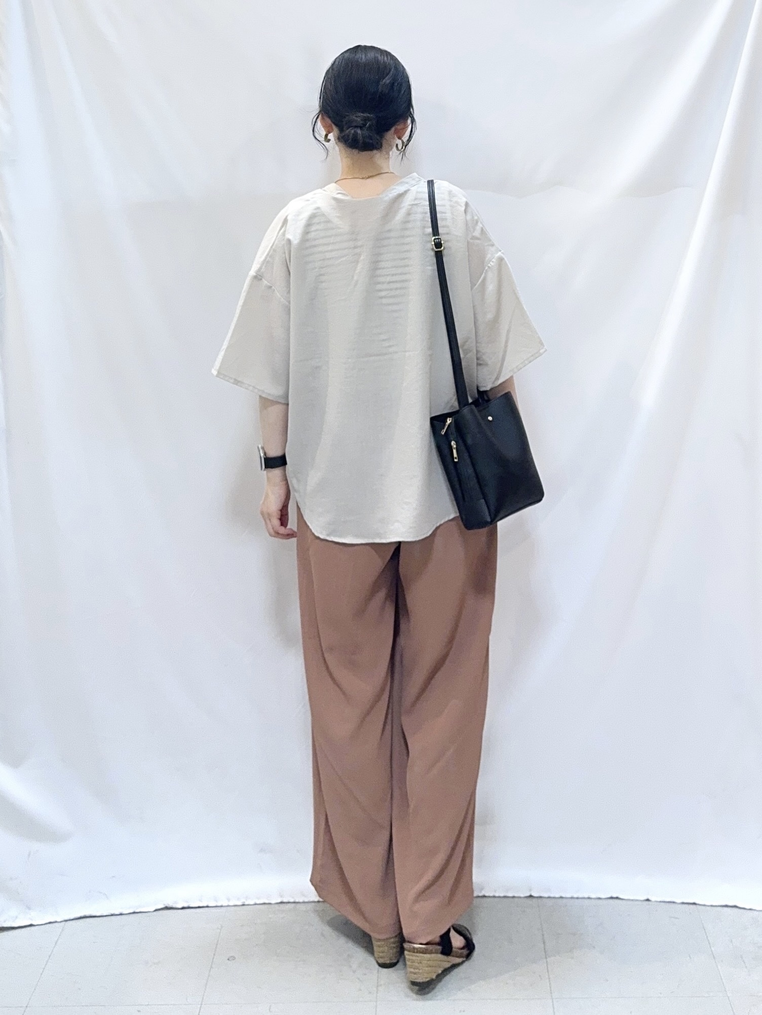 𝐇𝐢𝐫𝐨𝐦𝐢さんの「SHOO･LA･RUE｜【洗濯機可/S-LL】大人の抜け感 ゆるっと5分袖シャツ」を使ったコーディネート