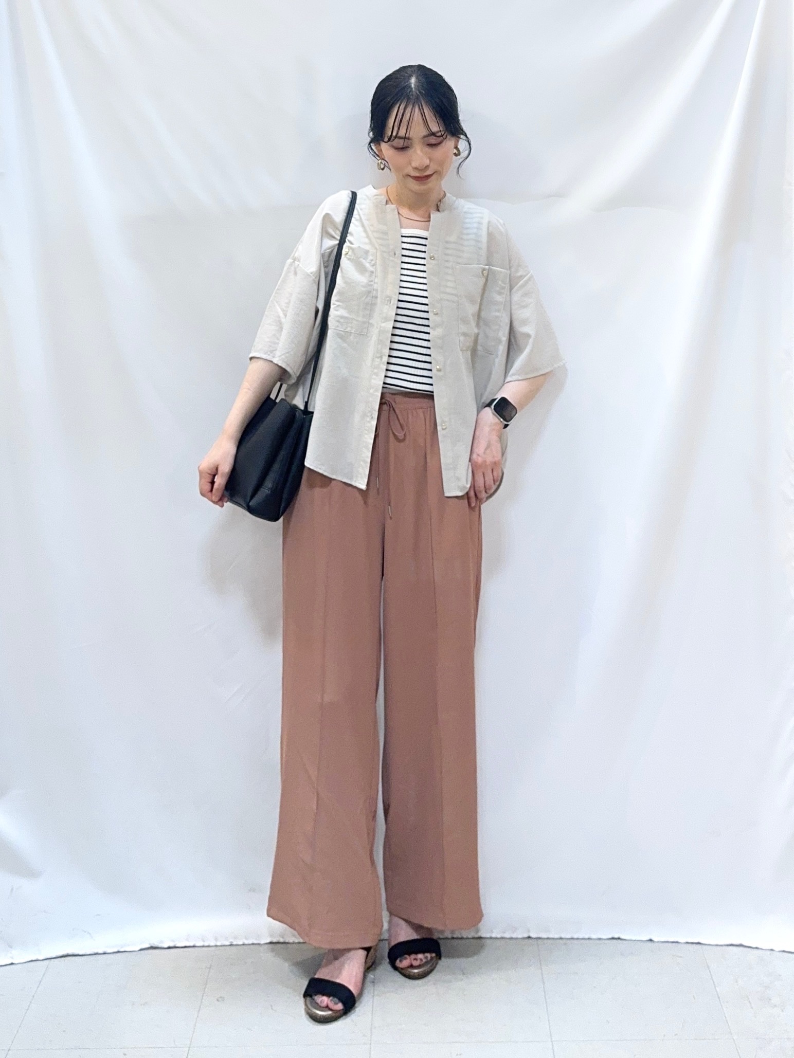 𝐇𝐢𝐫𝐨𝐦𝐢さんの「SHOO･LA･RUE｜【洗濯機可/S-LL】大人の抜け感 ゆるっと5分袖シャツ」を使ったコーディネート
