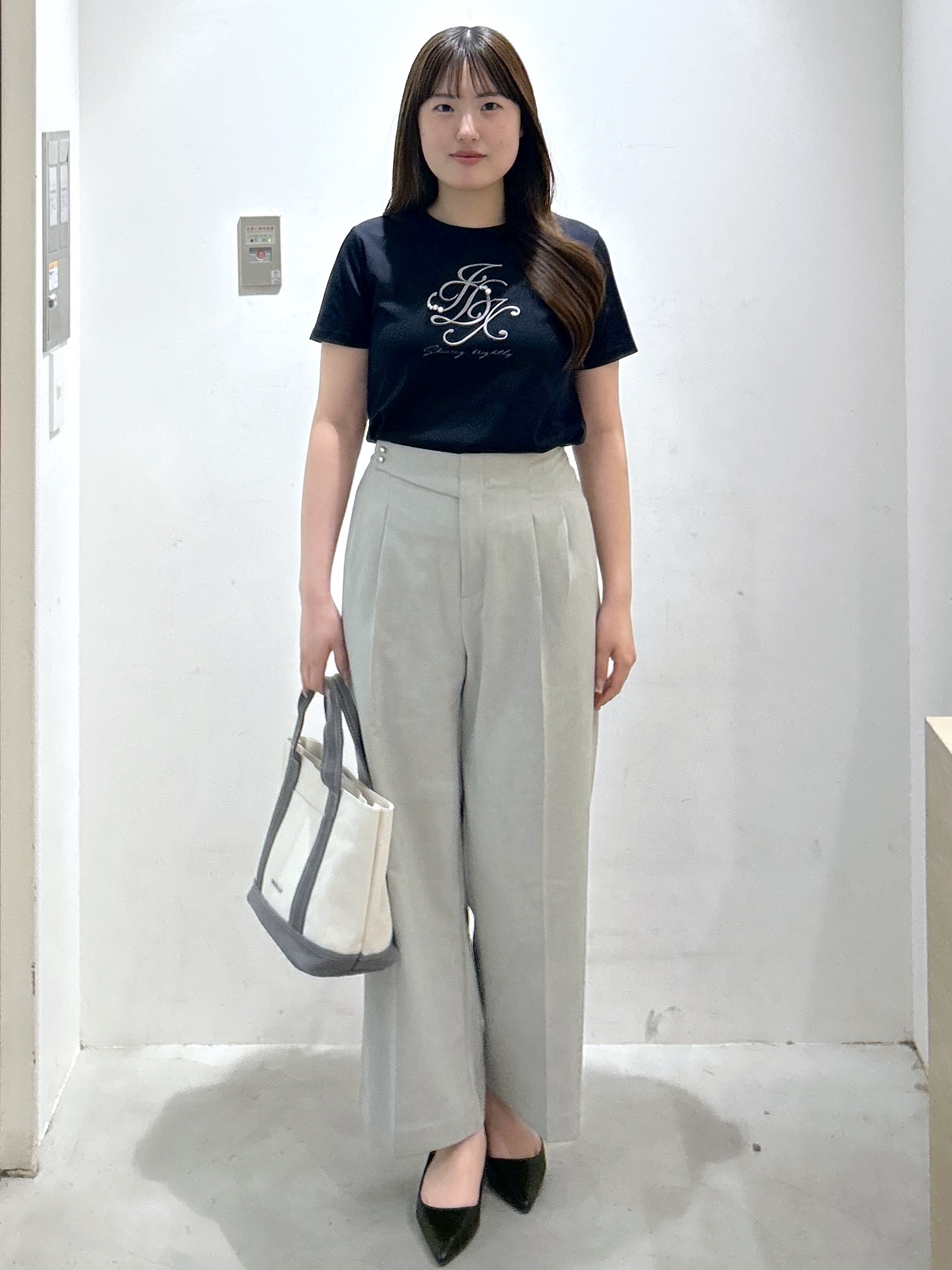 sayaさんの「OPAQUE.CLIP｜【接触冷感】ビッグロゴ刺繍ビジュー付きTシャツ《洗濯機OK／UVケア》」を使ったコーディネート