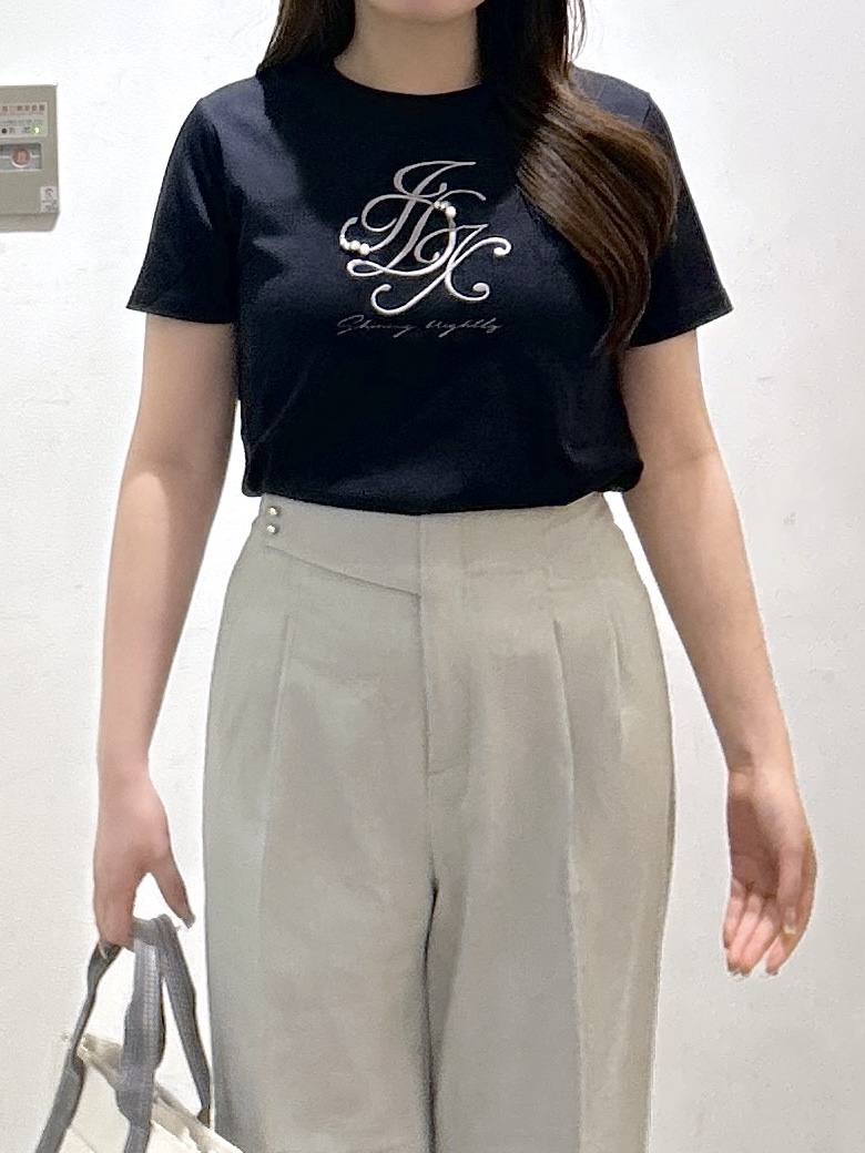 sayaさんの「OPAQUE.CLIP｜【接触冷感】ビッグロゴ刺繍ビジュー付きTシャツ《洗濯機OK／UVケア》」を使ったコーディネート