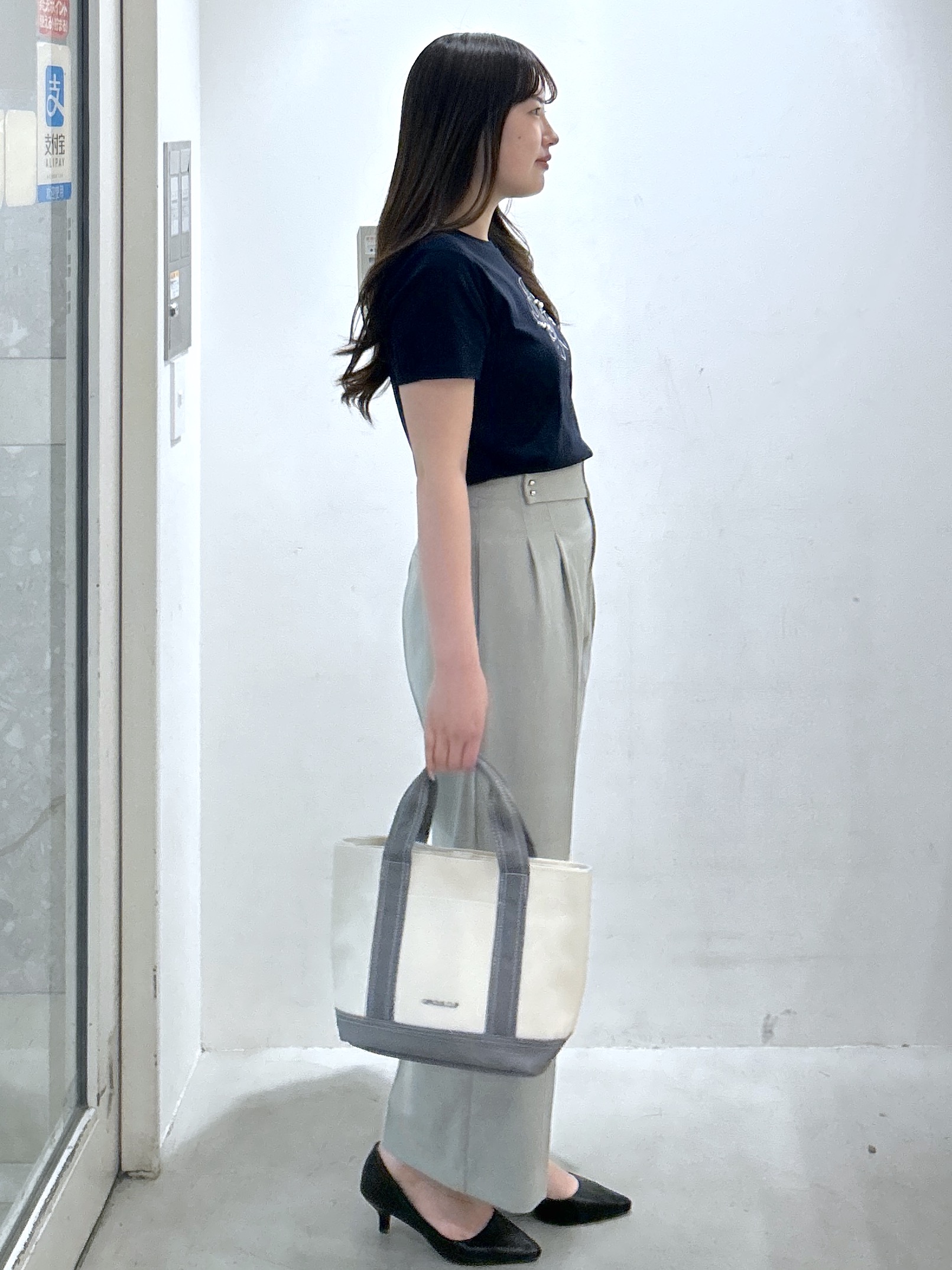 sayaさんの「OPAQUE.CLIP｜【接触冷感】ビッグロゴ刺繍ビジュー付きTシャツ《洗濯機OK／UVケア》」を使ったコーディネート