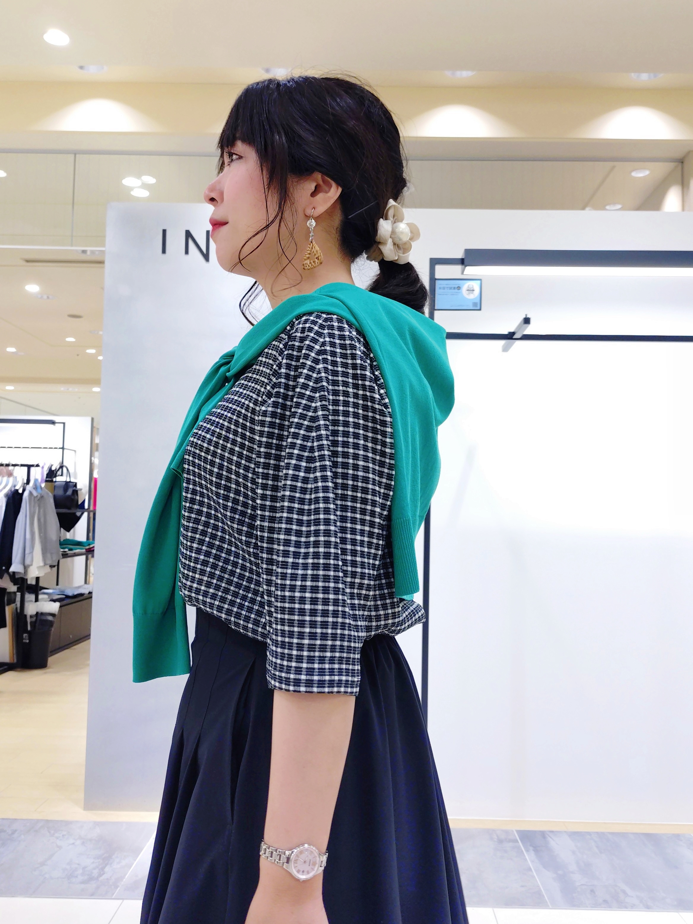 TOMOMIさんの「INDIVI｜【撥水／UVケア／SETUP可能】軽量マキシ丈タックスカート」を使ったコーディネート