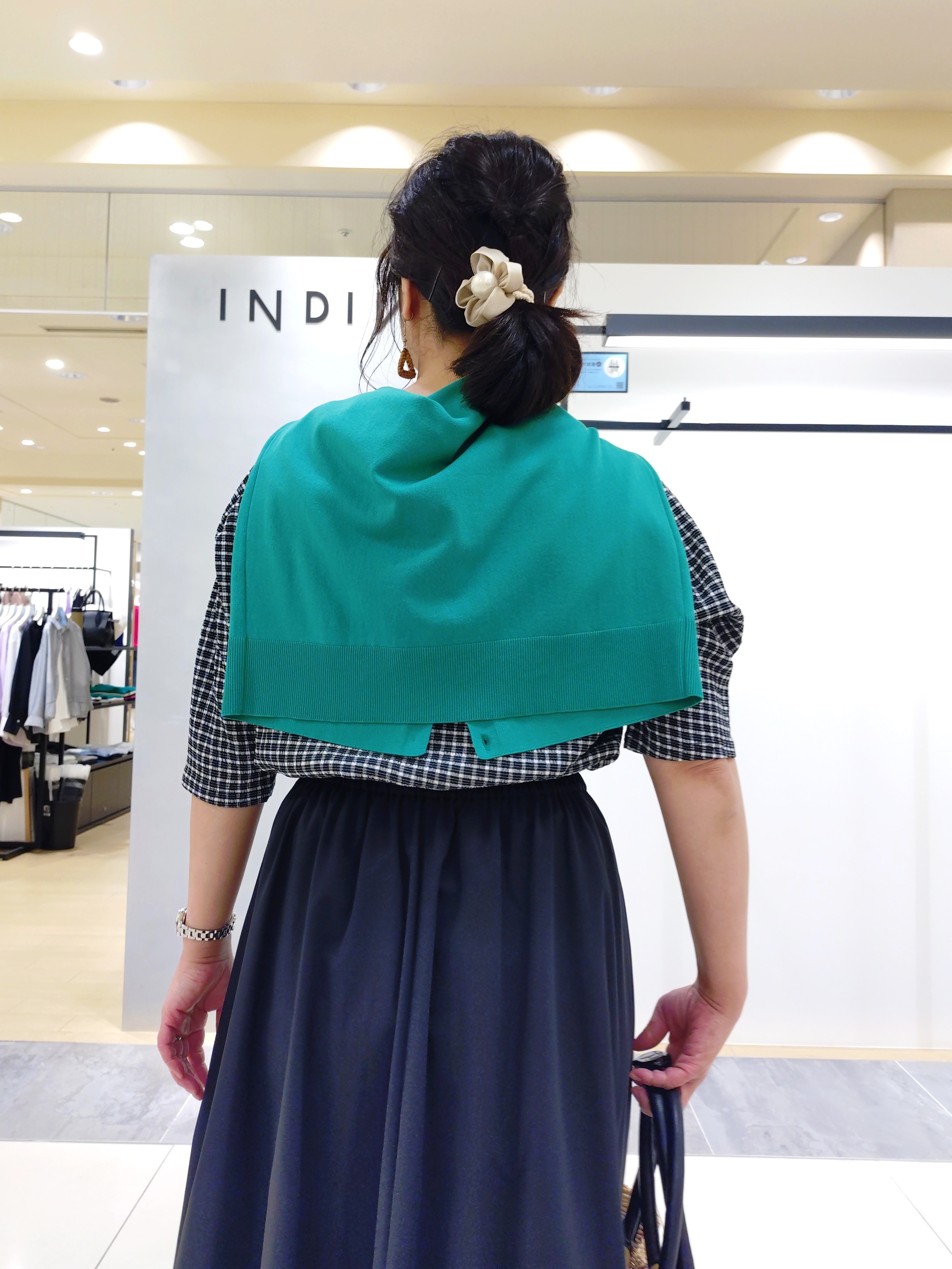 TOMOMIさんの「INDIVI｜【撥水／UVケア／SETUP可能】軽量マキシ丈タックスカート」を使ったコーディネート