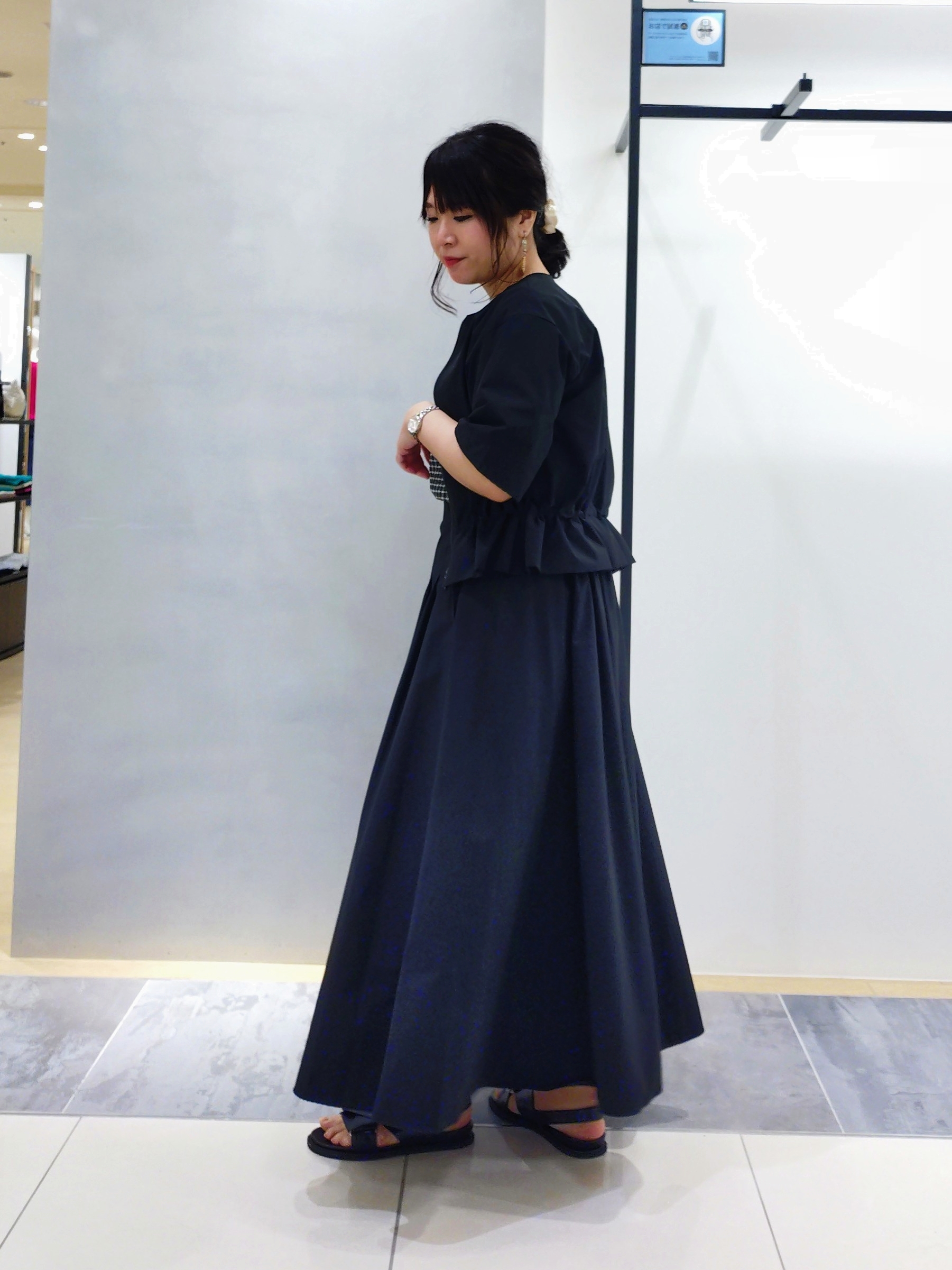 TOMOMIさんの「INDIVI｜【撥水／UVケア／SETUP可能】軽量マキシ丈タックスカート」を使ったコーディネート