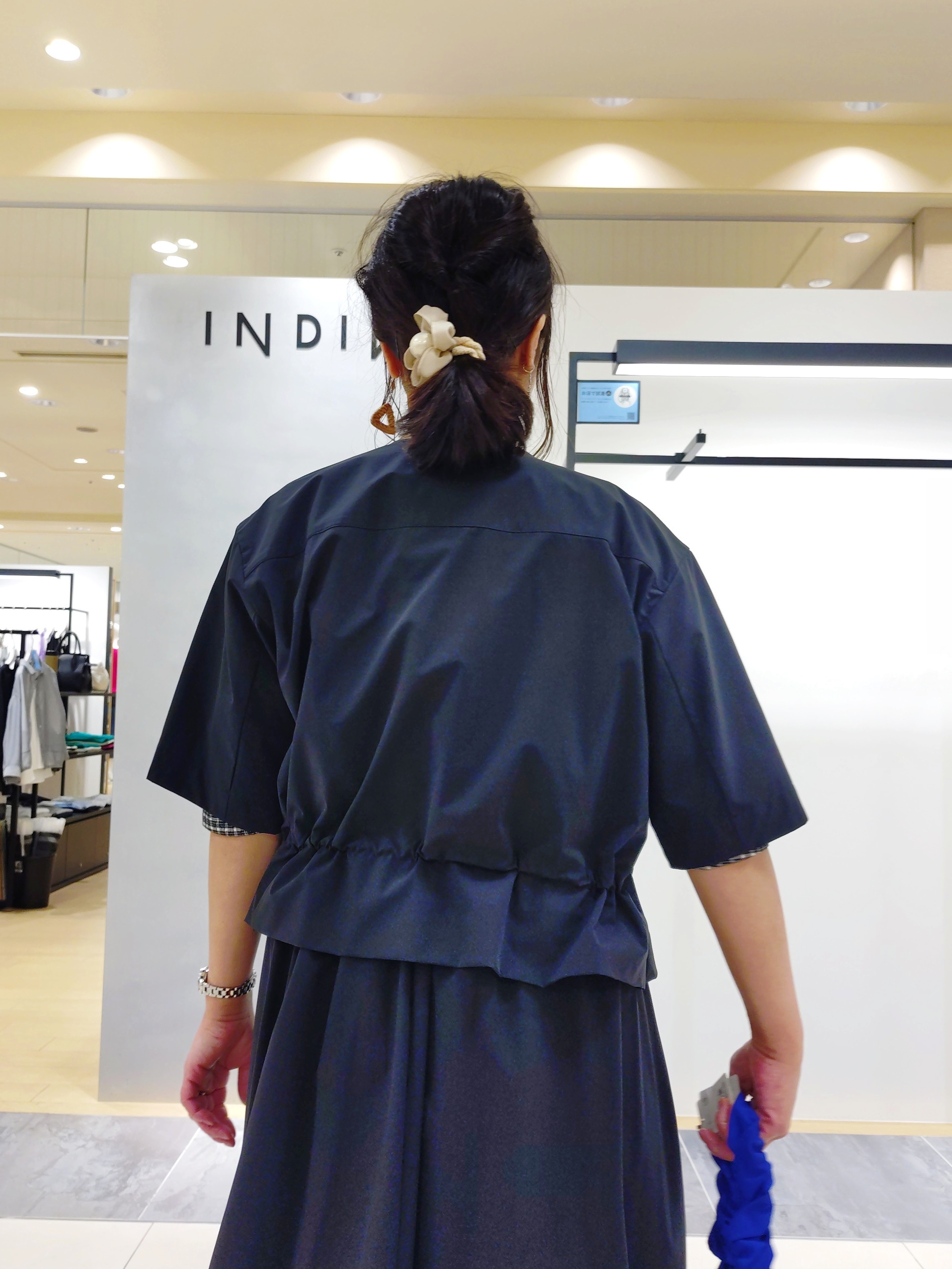 TOMOMIさんの「INDIVI｜【撥水／UVケア／SETUP可能】軽量マキシ丈タックスカート」を使ったコーディネート
