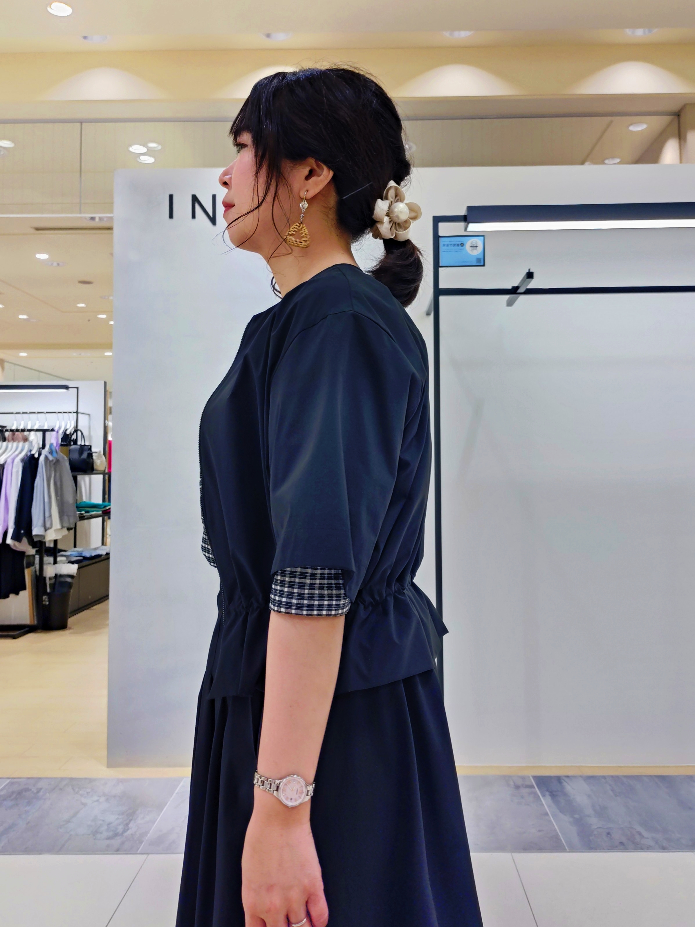 TOMOMIさんの「INDIVI｜【撥水／UVケア／SETUP可能】軽量マキシ丈タックスカート」を使ったコーディネート