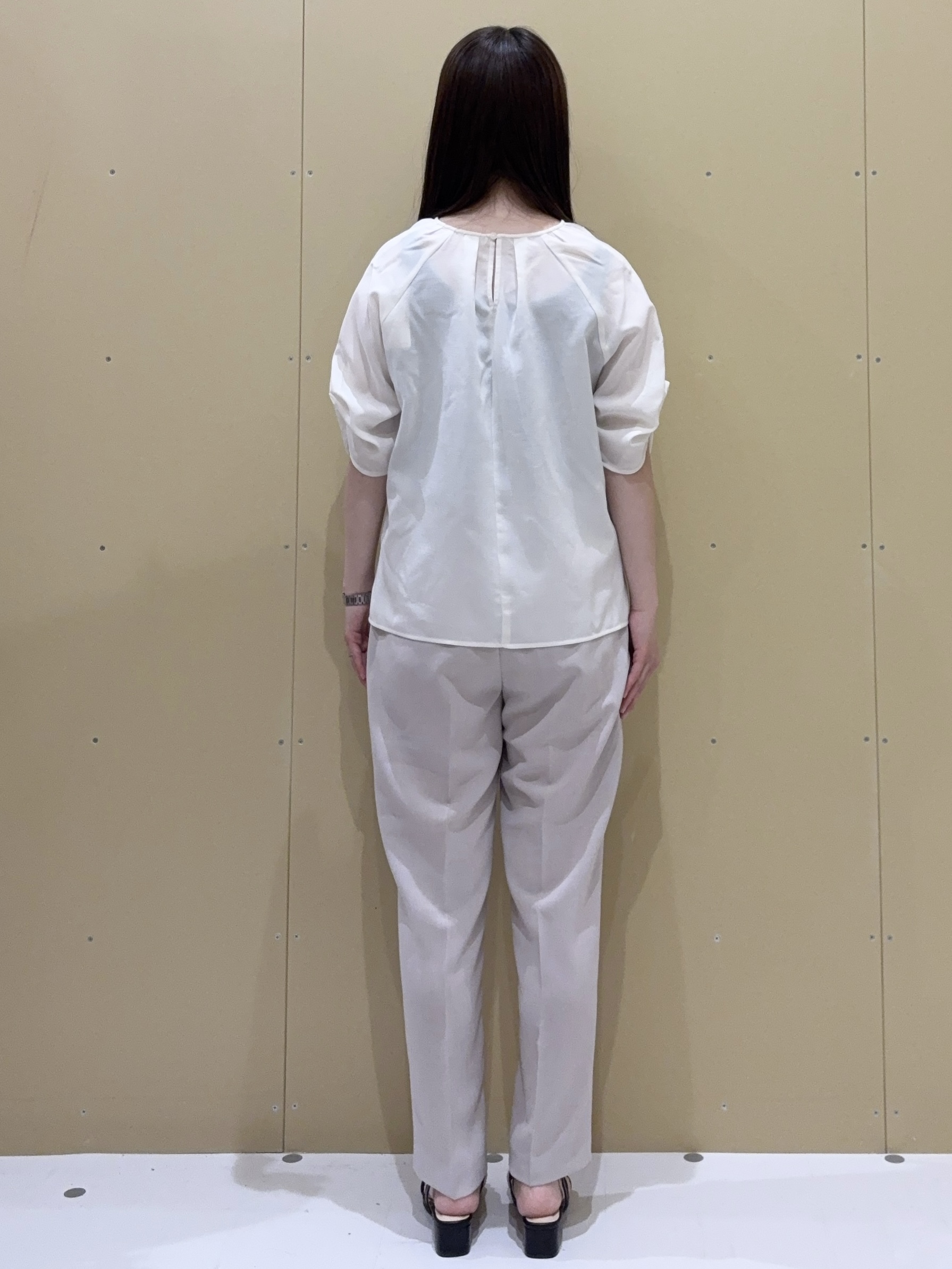 EMIRIさんの「OPAQUE.CLIP｜【接触冷感／吸水速乾】リネンライク タックスリーブブラウス《セットアップ対応／洗濯機OK》」を使ったコーディネート