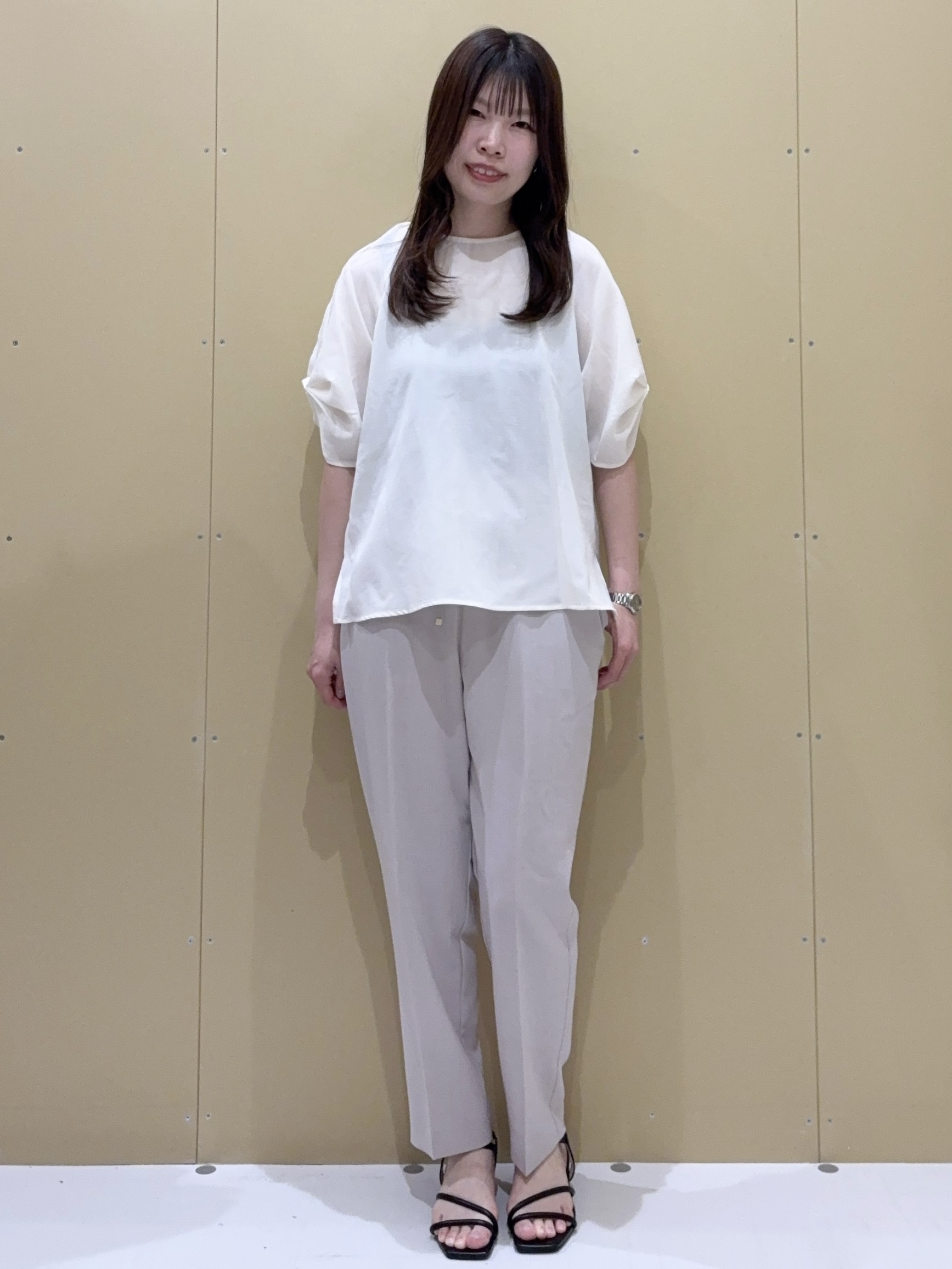EMIRIさんの「OPAQUE.CLIP｜【接触冷感／吸水速乾】リネンライク タックスリーブブラウス《セットアップ対応／洗濯機OK》」を使ったコーディネート