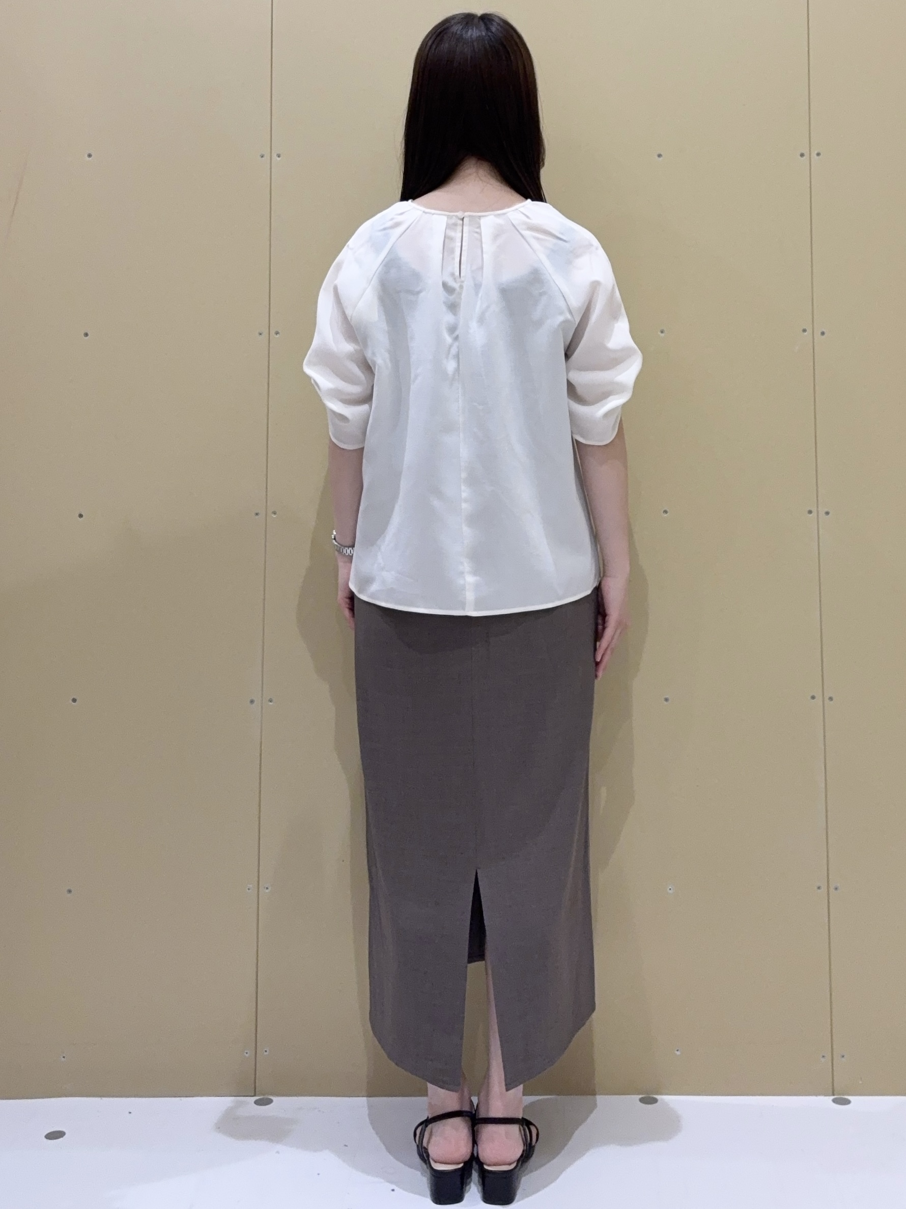 EMIRIさんの「OPAQUE.CLIP｜【接触冷感／吸水速乾】リネンライク タックスリーブブラウス《セットアップ対応／洗濯機OK》」を使ったコーディネート