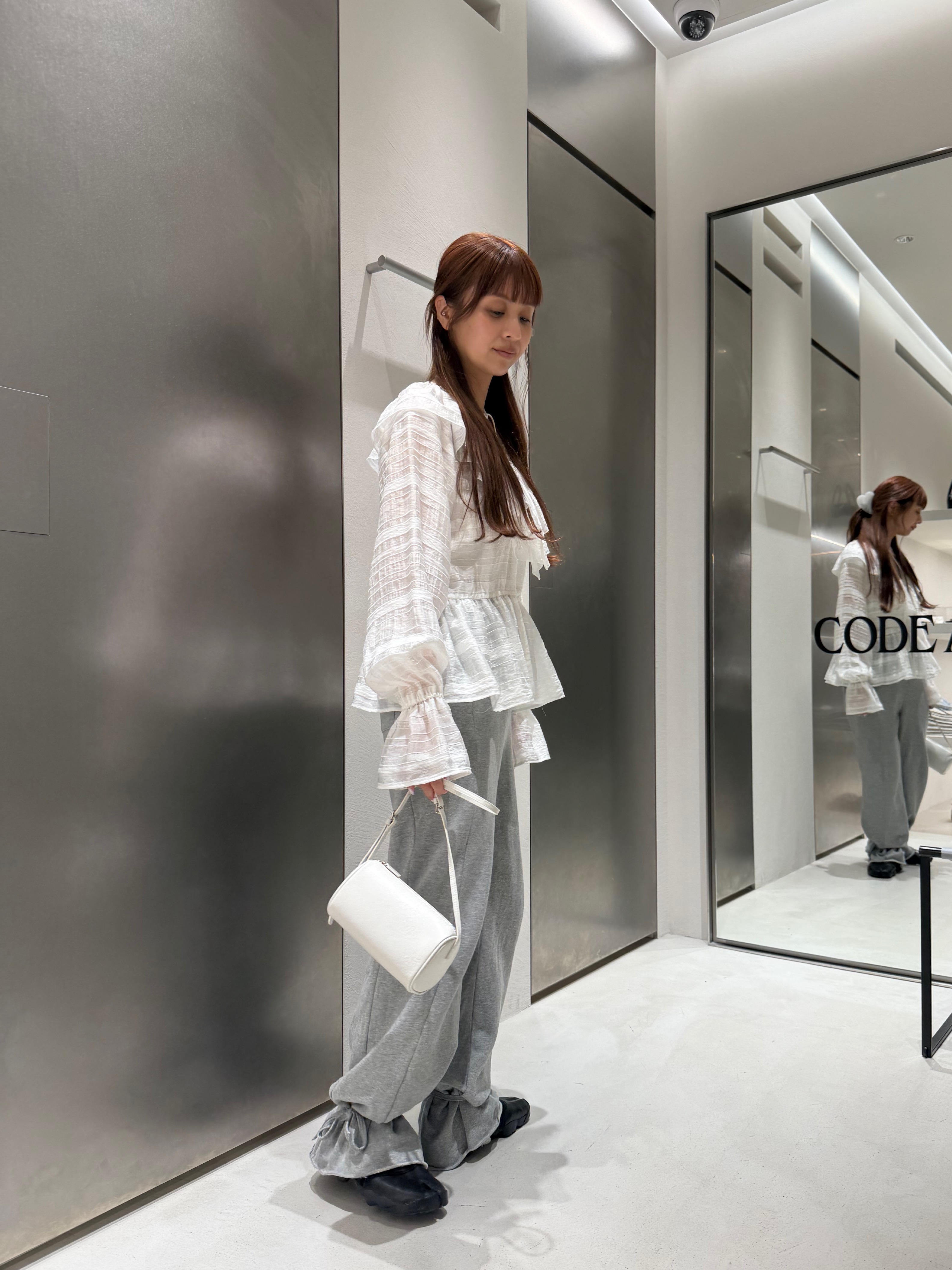 kanamiさんの「CODE A｜dream ruffle lace blouse」を使ったコーディネート