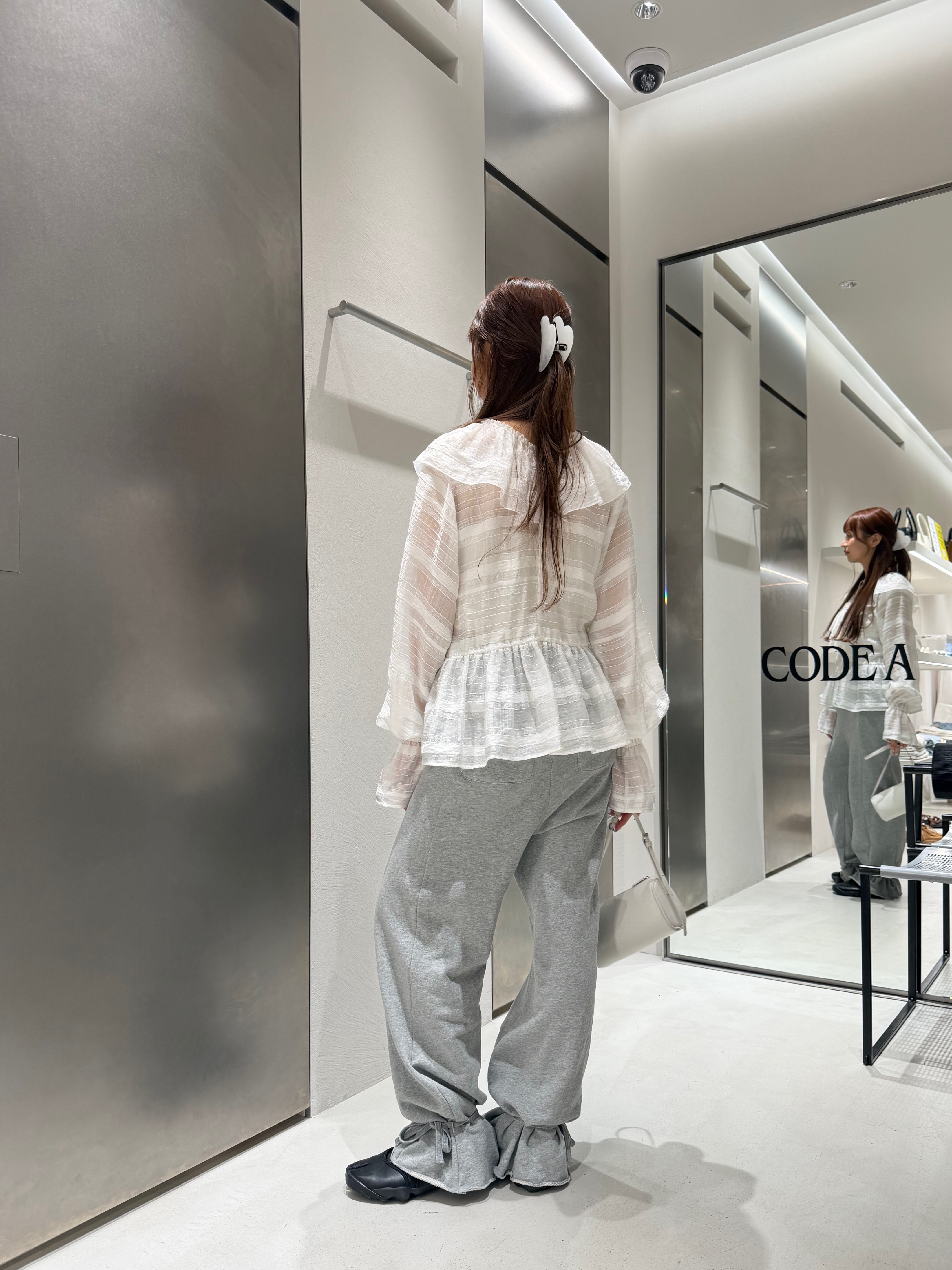 kanamiさんの「CODE A｜dream ruffle lace blouse」を使ったコーディネート