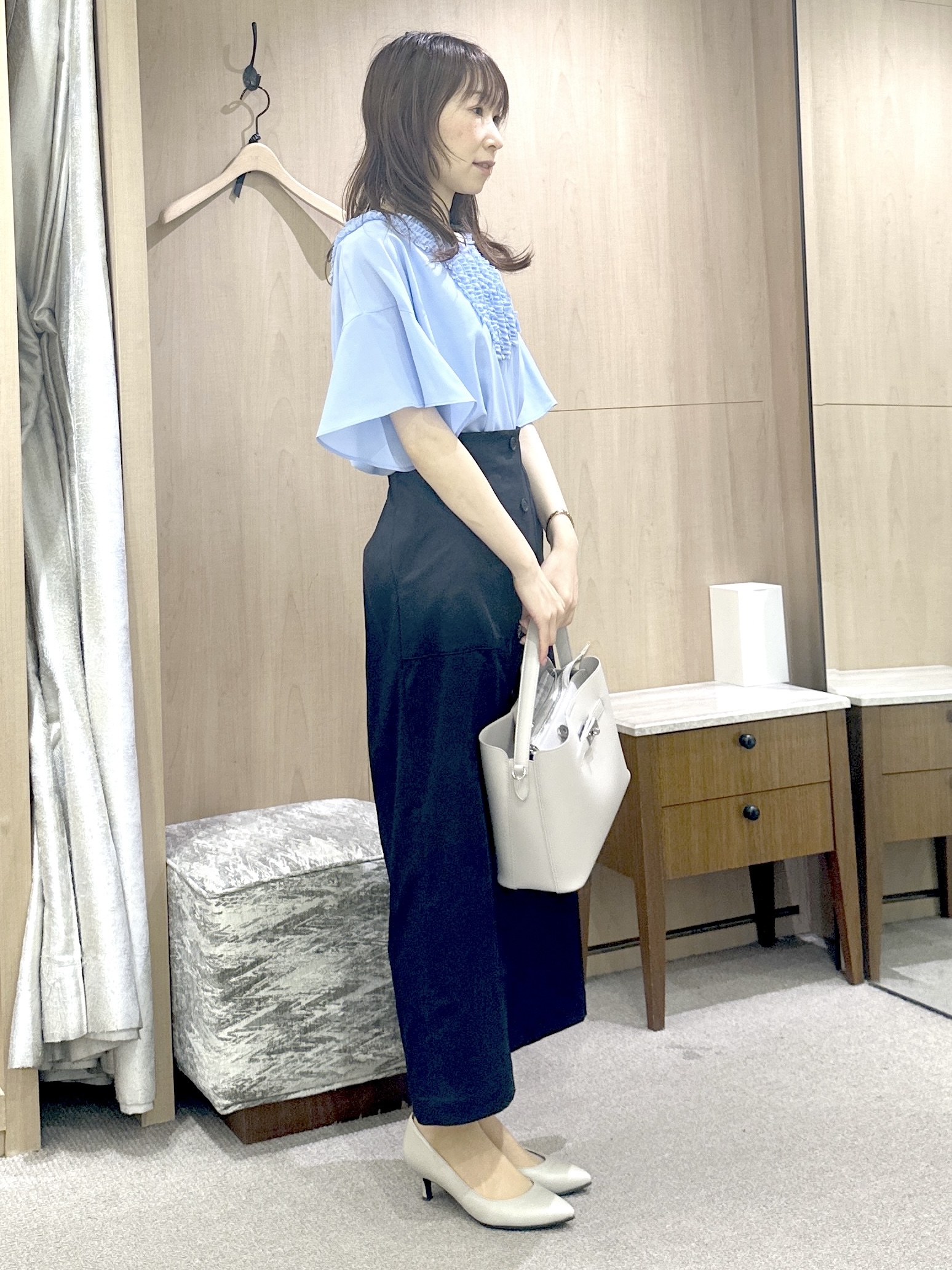 Miwaさんの「UNTITLED｜【接触冷感/通気性/洗える】Vネックフリルブラウス」を使ったコーディネート