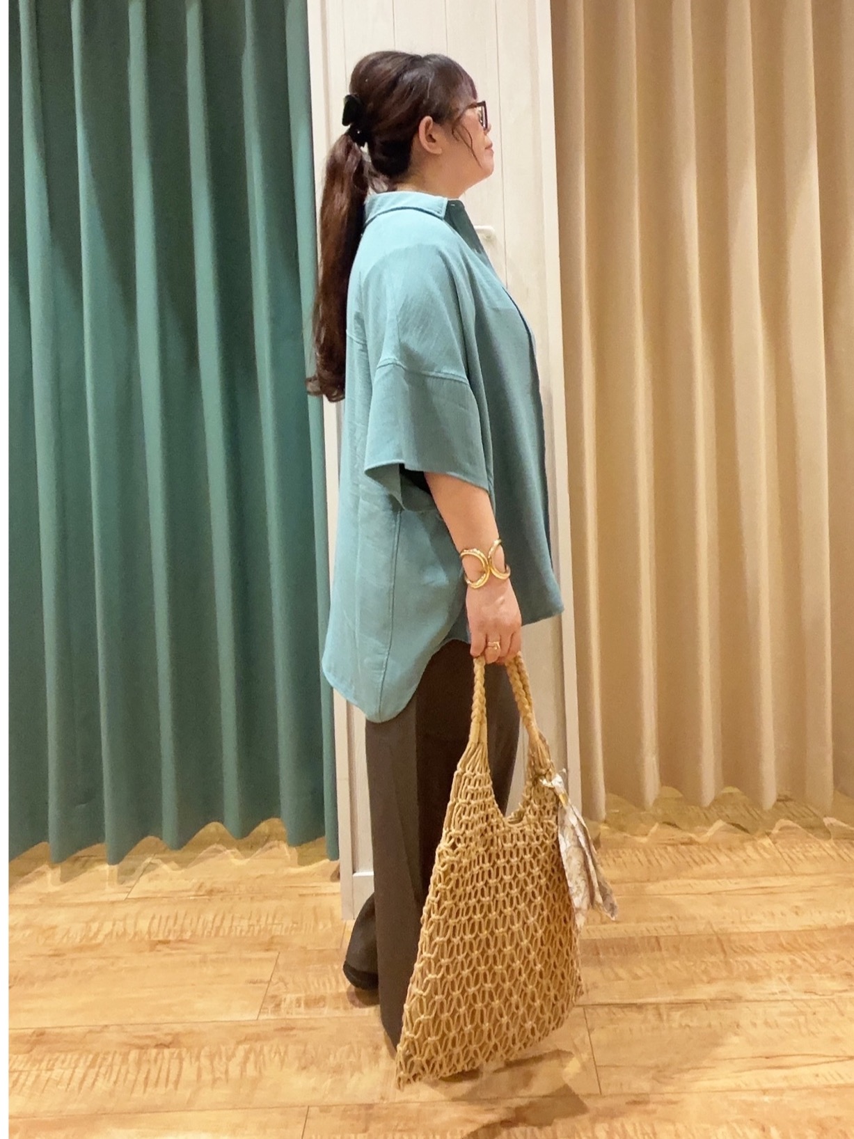 タガさんの「SHOO･LA･RUE｜【高レビュー/洗濯後しわになりにくい/体型カバー】きちんとゆるっと 大人の抜け感 ポンチョ風カラーシ」を使ったコーディネート
