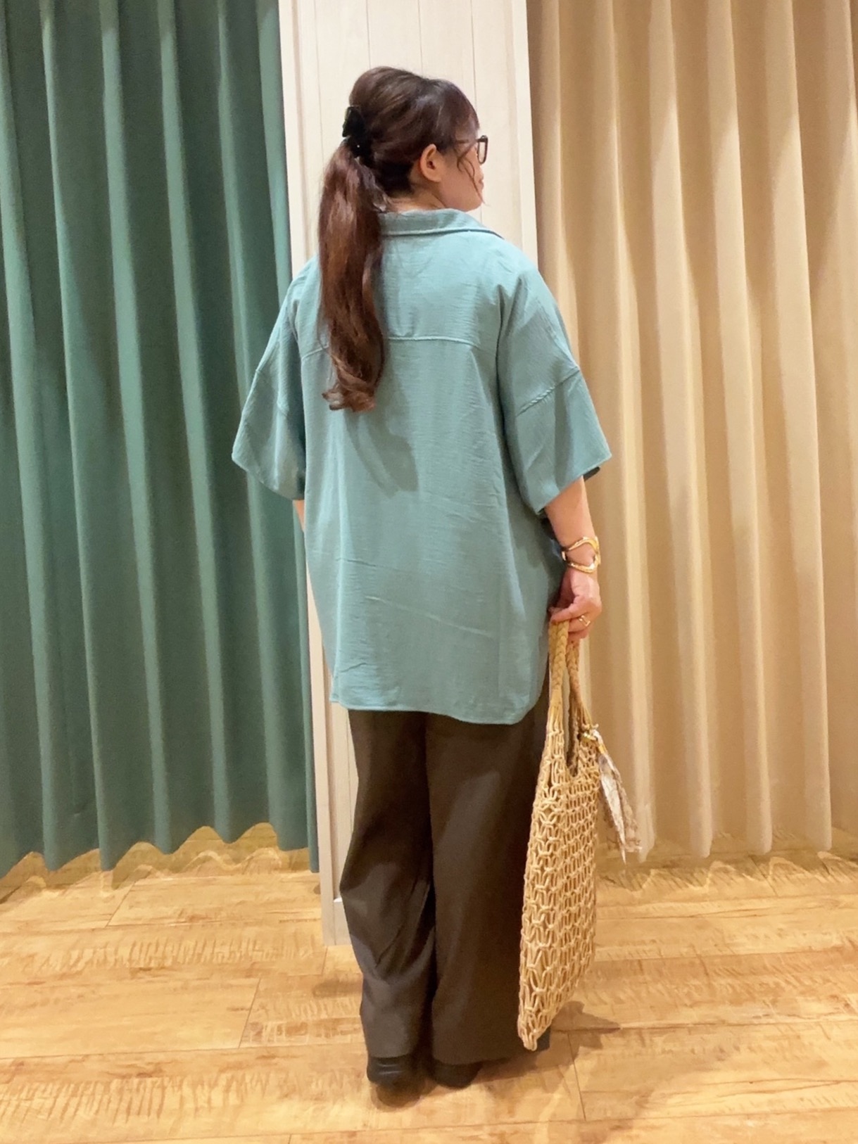 タガさんの「SHOO･LA･RUE｜【高レビュー/洗濯後しわになりにくい/体型カバー】きちんとゆるっと 大人の抜け感 ポンチョ風カラーシ」を使ったコーディネート