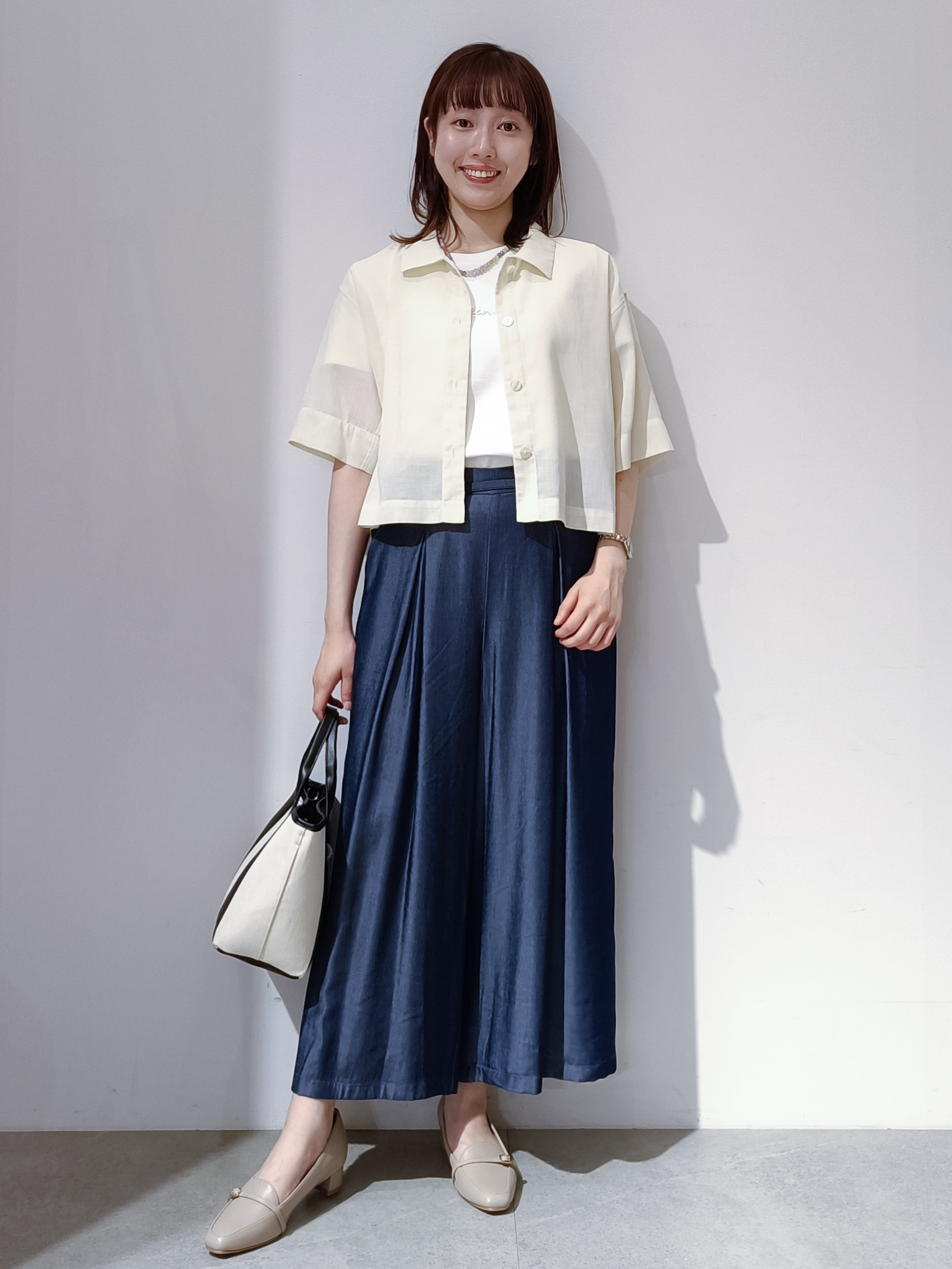 のんさんの「OPAQUE.CLIP｜シアーボイルボクシーショートブラウス【洗濯機OK／イージーアイロン】」を使ったコーディネート