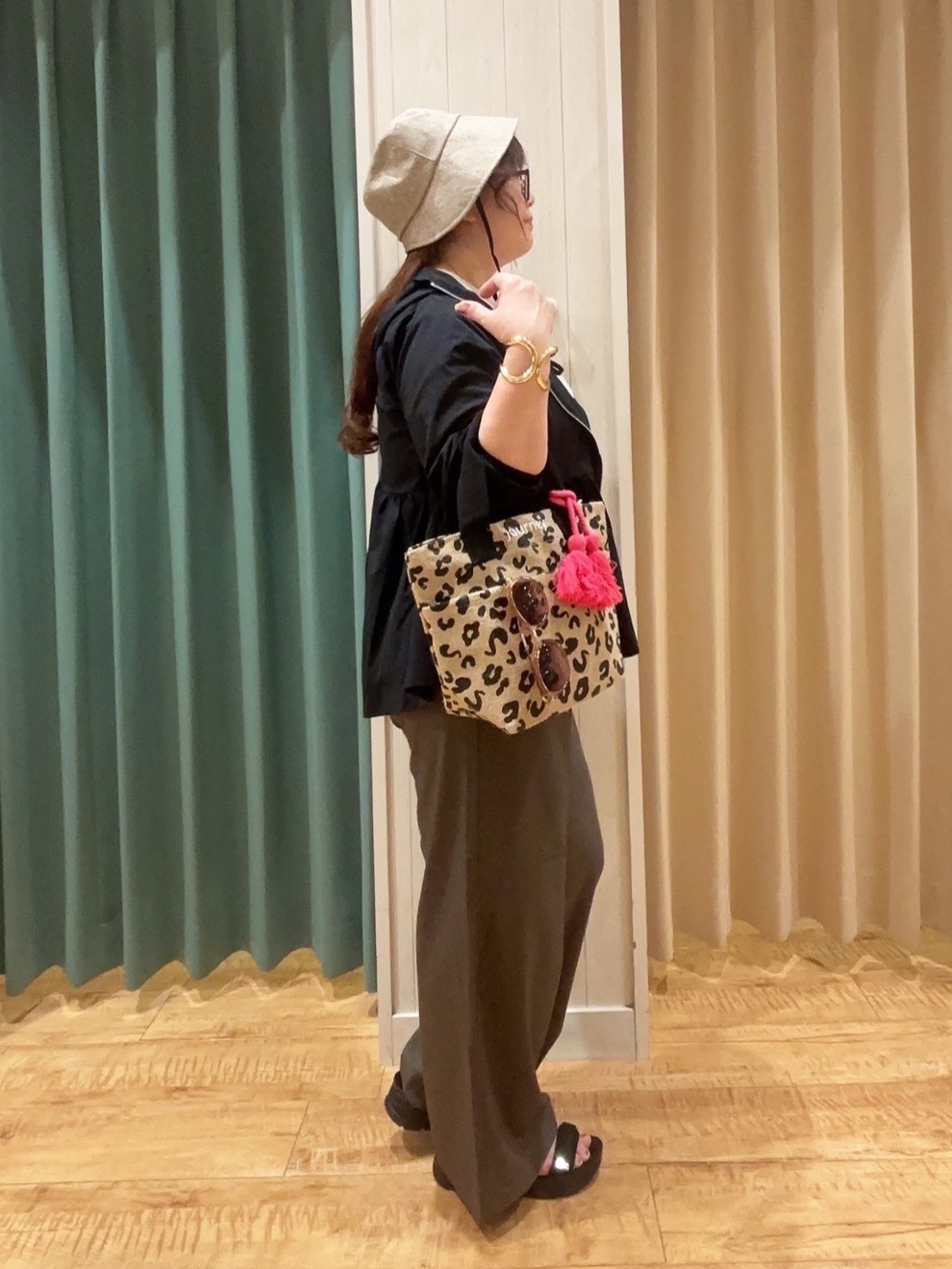 タガさんの「SHOO･LA･RUE｜【ひんやり/S-LL/体型カバー】ペプラムフリルとゴールドパーツが女性らしい UVパーカ」を使ったコーディネート