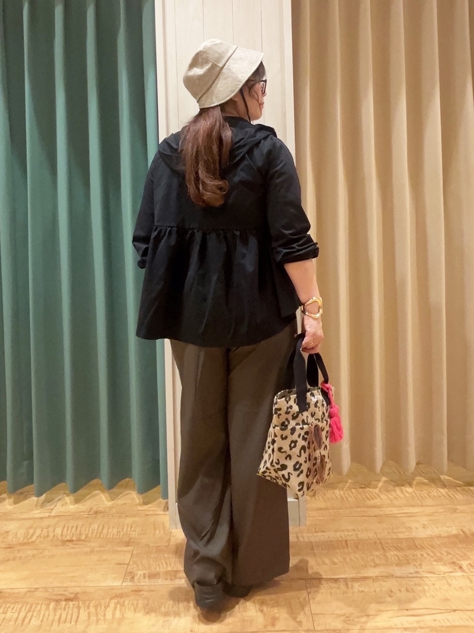タガさんの「SHOO･LA･RUE｜【ひんやり/S-LL/体型カバー】ペプラムフリルとゴールドパーツが女性らしい UVパーカ」を使ったコーディネート