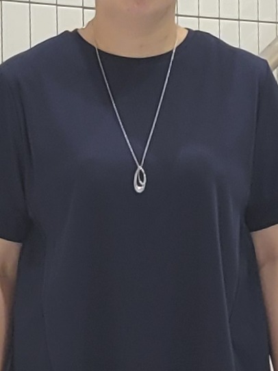 tomoさんの「COUP DE CHANCE｜【手洗い可／日本製】バックペプラムデザイン プルオーバー」を使ったコーディネート