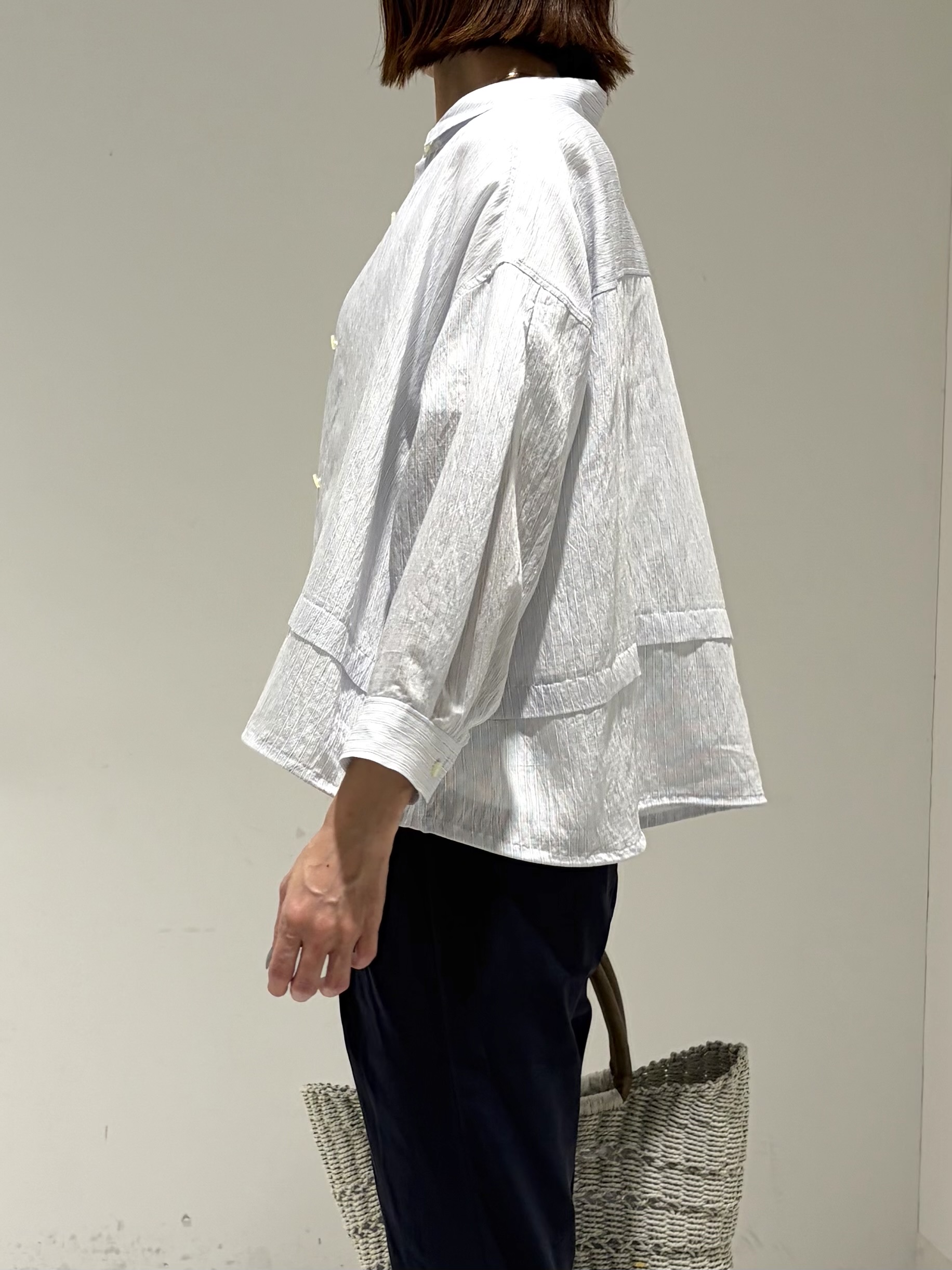 shioriさんの「INDIVI｜【接触冷感／洗える／2WAY】ドロスト付 シアーシャンブレーシャツ」を使ったコーディネート