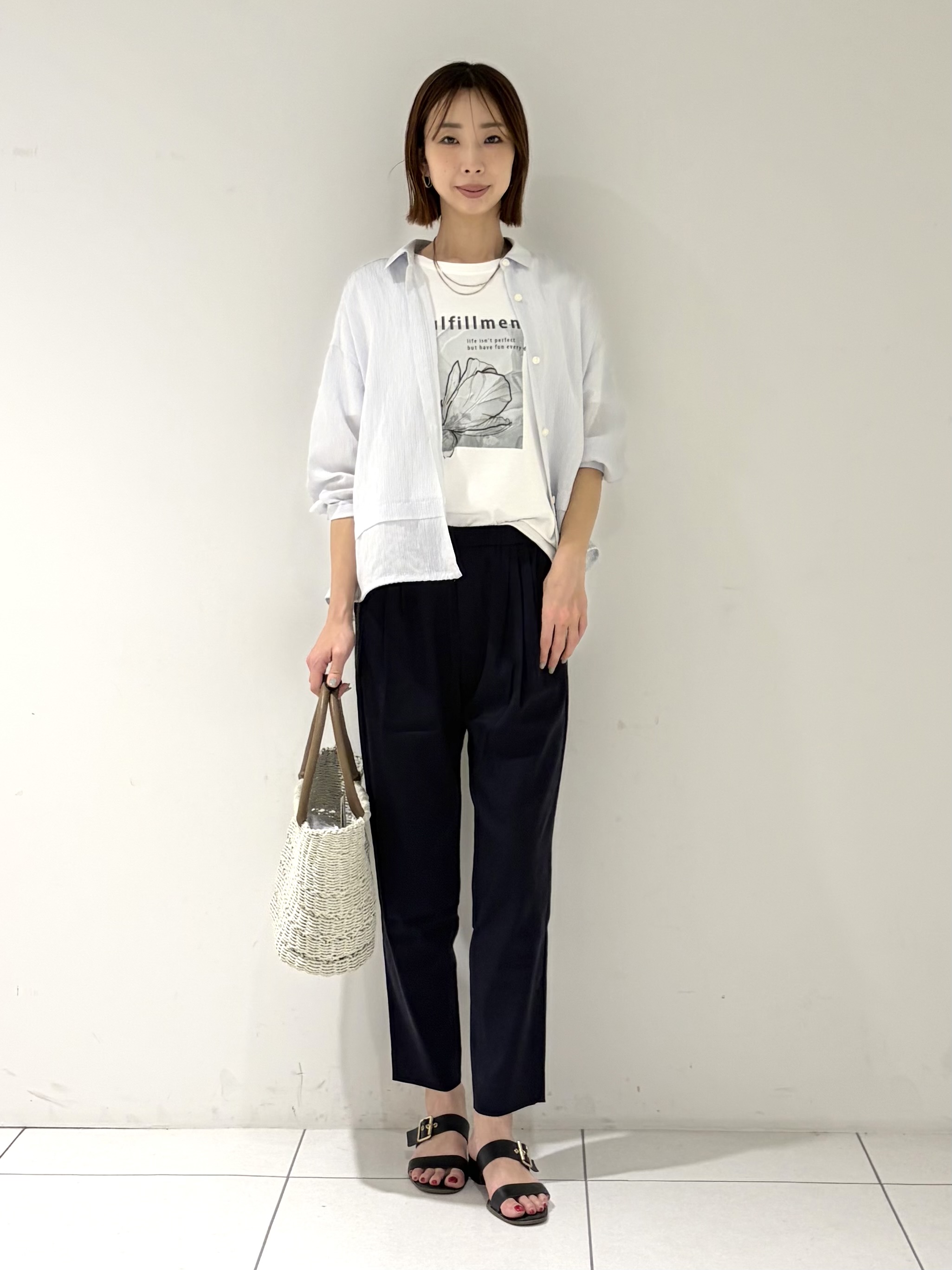 shioriさんの「INDIVI｜【接触冷感／洗える／2WAY】ドロスト付 シアーシャンブレーシャツ」を使ったコーディネート