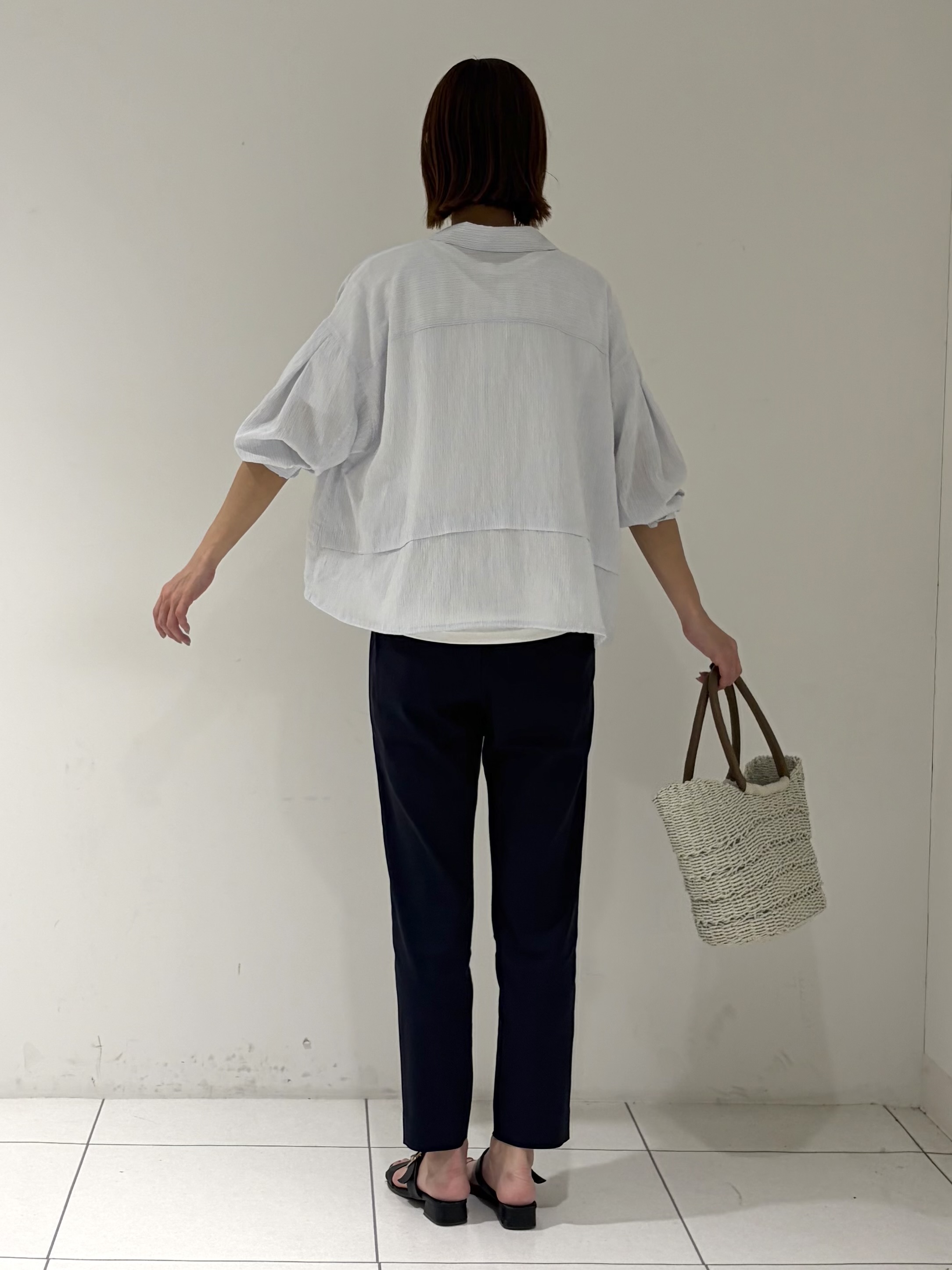 shioriさんの「INDIVI｜【接触冷感／洗える／2WAY】ドロスト付 シアーシャンブレーシャツ」を使ったコーディネート