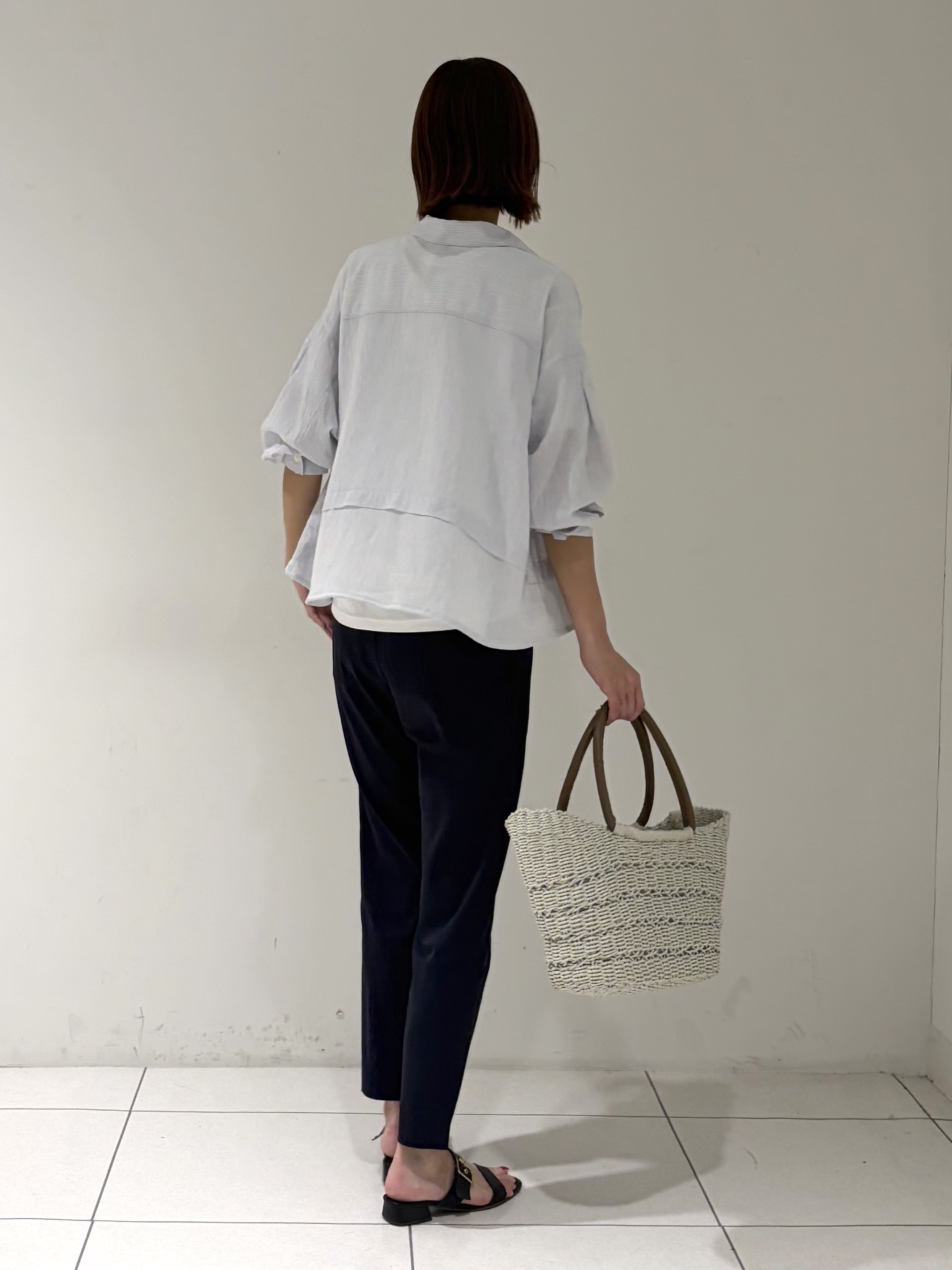 shioriさんの「INDIVI｜【接触冷感／洗える／2WAY】ドロスト付 シアーシャンブレーシャツ」を使ったコーディネート