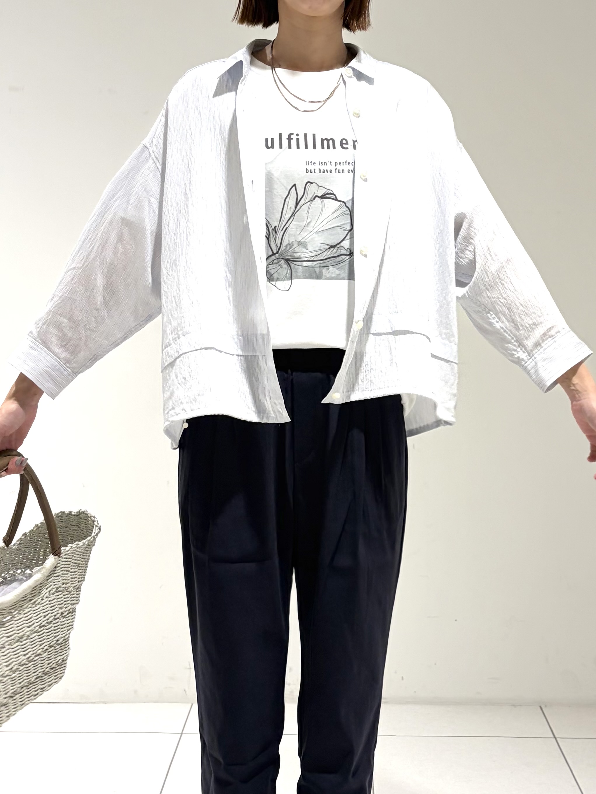 shioriさんの「INDIVI｜【接触冷感／洗える／2WAY】ドロスト付 シアーシャンブレーシャツ」を使ったコーディネート