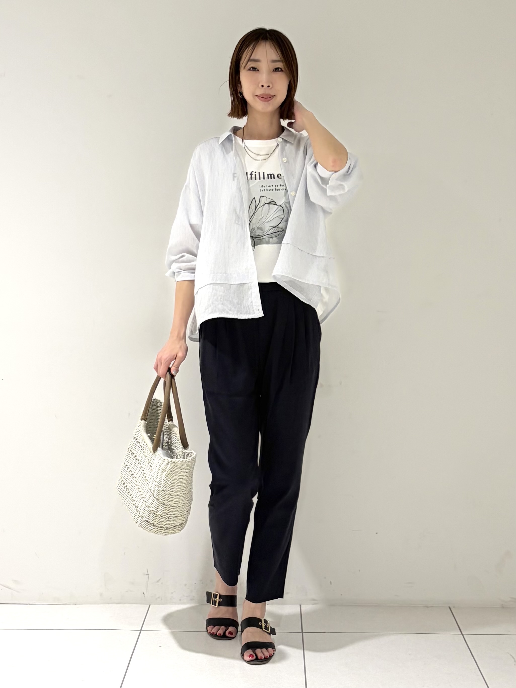 shioriさんの「INDIVI｜【接触冷感／洗える／2WAY】ドロスト付 シアーシャンブレーシャツ」を使ったコーディネート