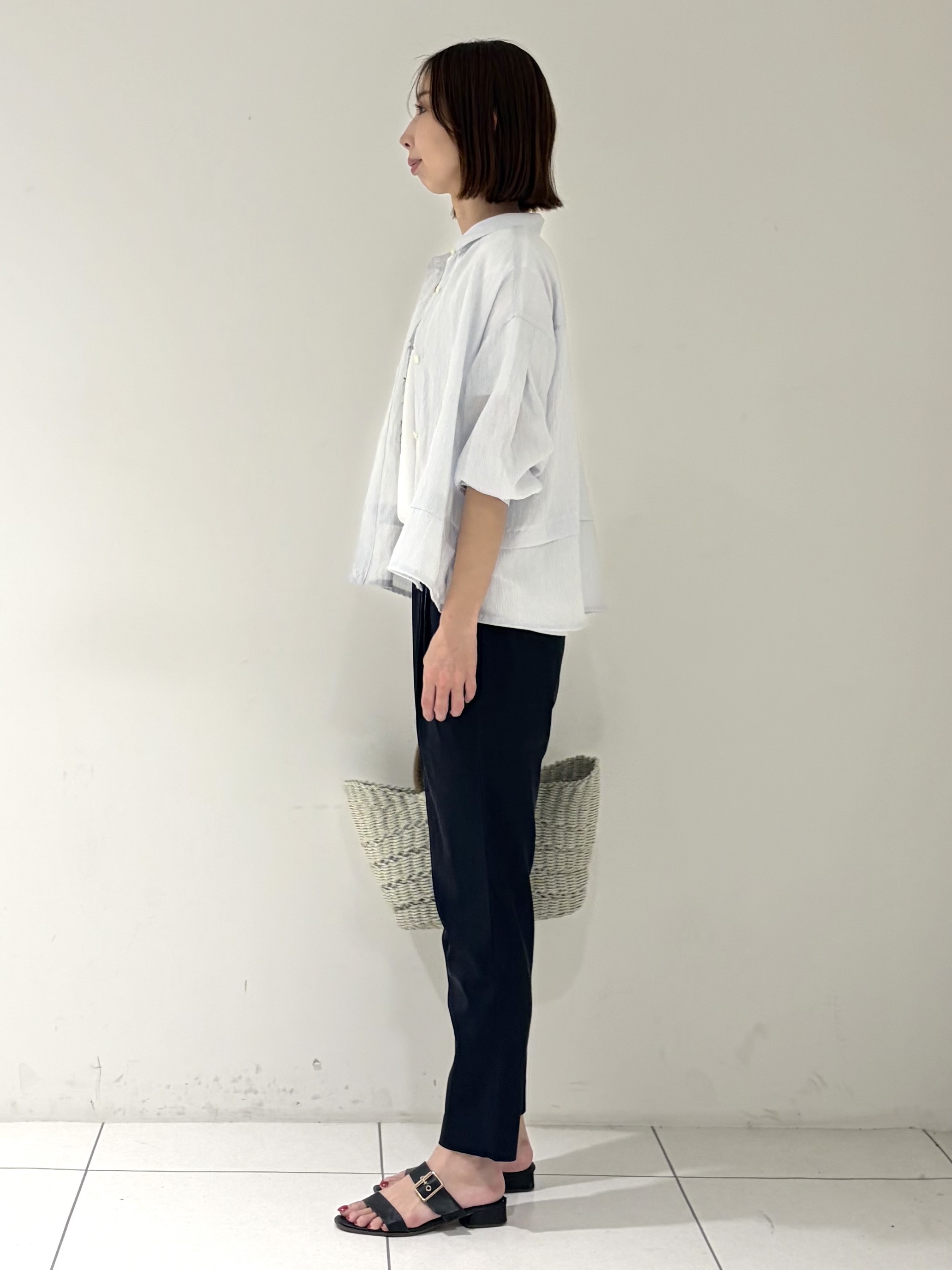 shioriさんの「INDIVI｜【接触冷感／洗える／2WAY】ドロスト付 シアーシャンブレーシャツ」を使ったコーディネート